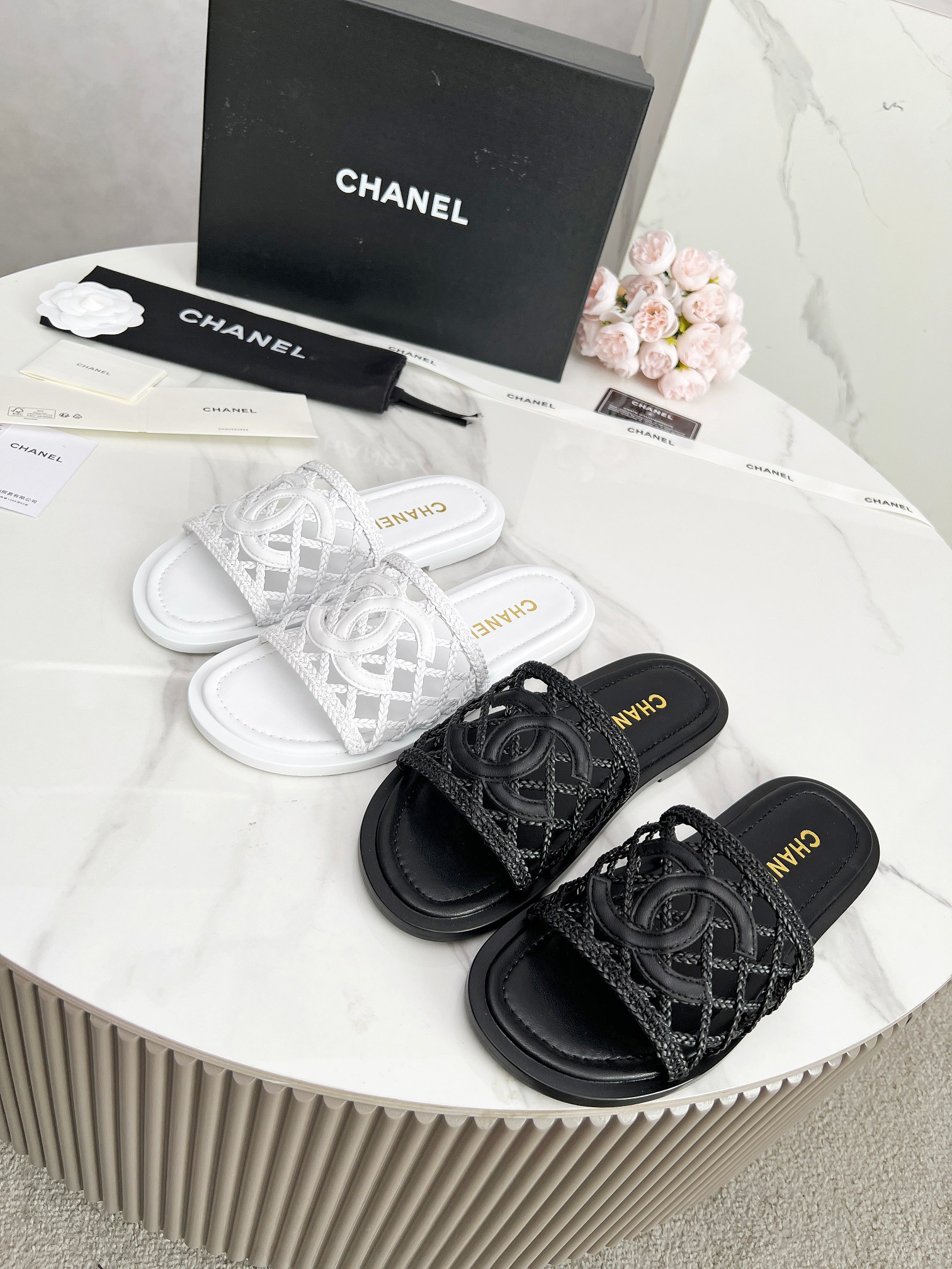 NO:381839,The new spring and summer CHANEL Chanel white slippers show a luxurious style. The upper is decorated with iconic double C elements, paired with exquisite plaid weaving, light and elegant, and the details are full of brand recognition. The simple flat design fits the foot shape and brings a comfortable wearing experience. Whether it is paired with casual shorts, skirts, or simple suits, it can easily enhance the sense of fashion, highlight the wearer's exquisite taste and elegant temperament, and is an excellent item for fashion people to create exquisite shapes. The colors are black and white, rubber sole, genuine leather sole, slippers, chanel, chanel, slippers, skirts, shorts19860909春夏新款CHANEL香奈儿这款白色拖鞋,尽显奢华格调.鞋面饰以标志性双 C 元素,搭配精致格纹编织,轻盈又优雅,细节之处满是品牌辨识度.简约的平底设计,贴合脚型,带来舒适穿着体验.无论是搭配休闲的短裤、裙装,还是简约的套装,都能轻松提升时尚感,彰显穿着者的精致品味与优雅气质,是时尚人士打造精致造型的绝佳单品.颜色黑色白色,橡胶底,真皮底,拖鞋,chanel,chanel,slippers,skirts,shorts,Women's Shoes