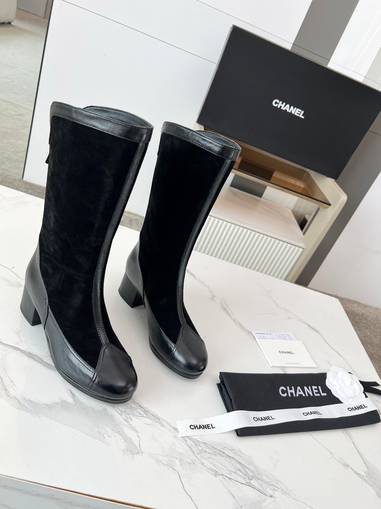 NO:439937,2025 Chanel spliced ​​short boots, a collision of classic and fashion. The color combination of black and camel is retro and high-end. The aura is instantly full of the aura, which is the finishing touch in the outfit. Every step is elegant. This is Chanel's charm. Fabric sheepskin, cow back-velvet splicing, inner sheepskin, heel height about 4cm, barrel height 10 inches, boots, chanel, chanel, boots, sheepskin198609092025Chanel拼接短靴,经典与时尚的碰撞 黑与驼的配色,复古又高级 上脚瞬间气场拉满,是穿搭里的点睛之笔 每一步都踩着优雅,这就是香奈儿的魅力吧  面料羊皮牛反绒拼接 内里羊皮 跟高4cm左右 桶高10寸,靴子,chanel,chanel,boots,sheepskin,Women's Shoes