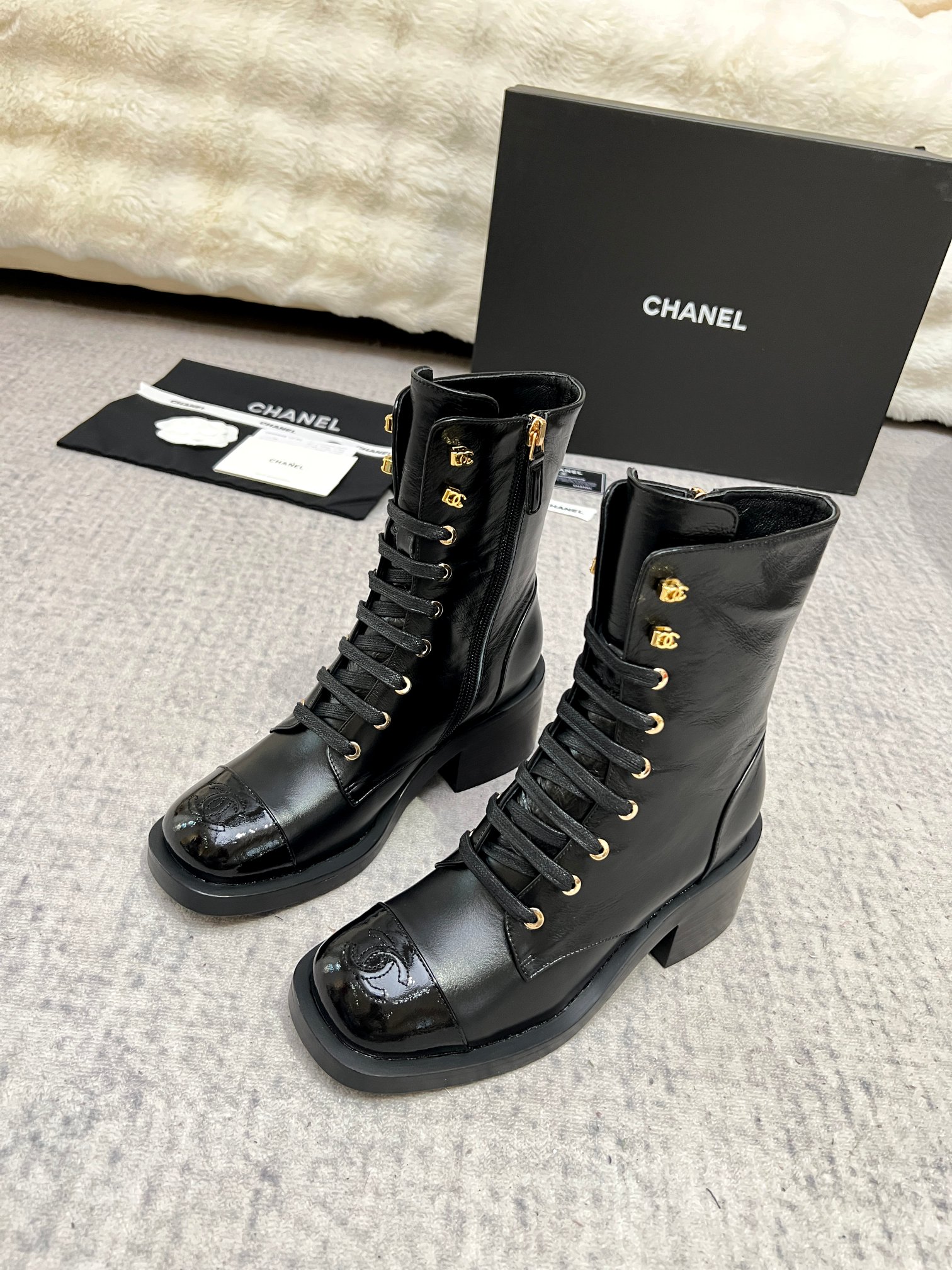 NO:477087,Chanel 2025 Martin boots, classic and fashion collision. Black, white, nude colors and other colors are superb. Splicing design + metal buckle details, cool and elegant. When you wear the aura, you must have fashionable essence. Who knows the aesthetics of fragrant grandma? Fabric cowhide, oily skin, inner sheepskin. Size 35-40. Heel height is about 4cm. Color black and white apricot color, boots, chanel, boots, cowhide, sheepskin19860909香奈儿2025马丁靴,经典与时尚碰撞 黑、白、裸色等配色超绝,拼接设计+金属扣细节,又酷又优雅,穿上气场直接拉满,时髦精必备,谁懂香奶奶的审美啊 面料牛皮,油皮 内里羊皮 码数35-40 跟高4cm左右 颜色黑色白色杏色,靴子,chanel,boots,cowhide,sheepskin,Women's Shoes