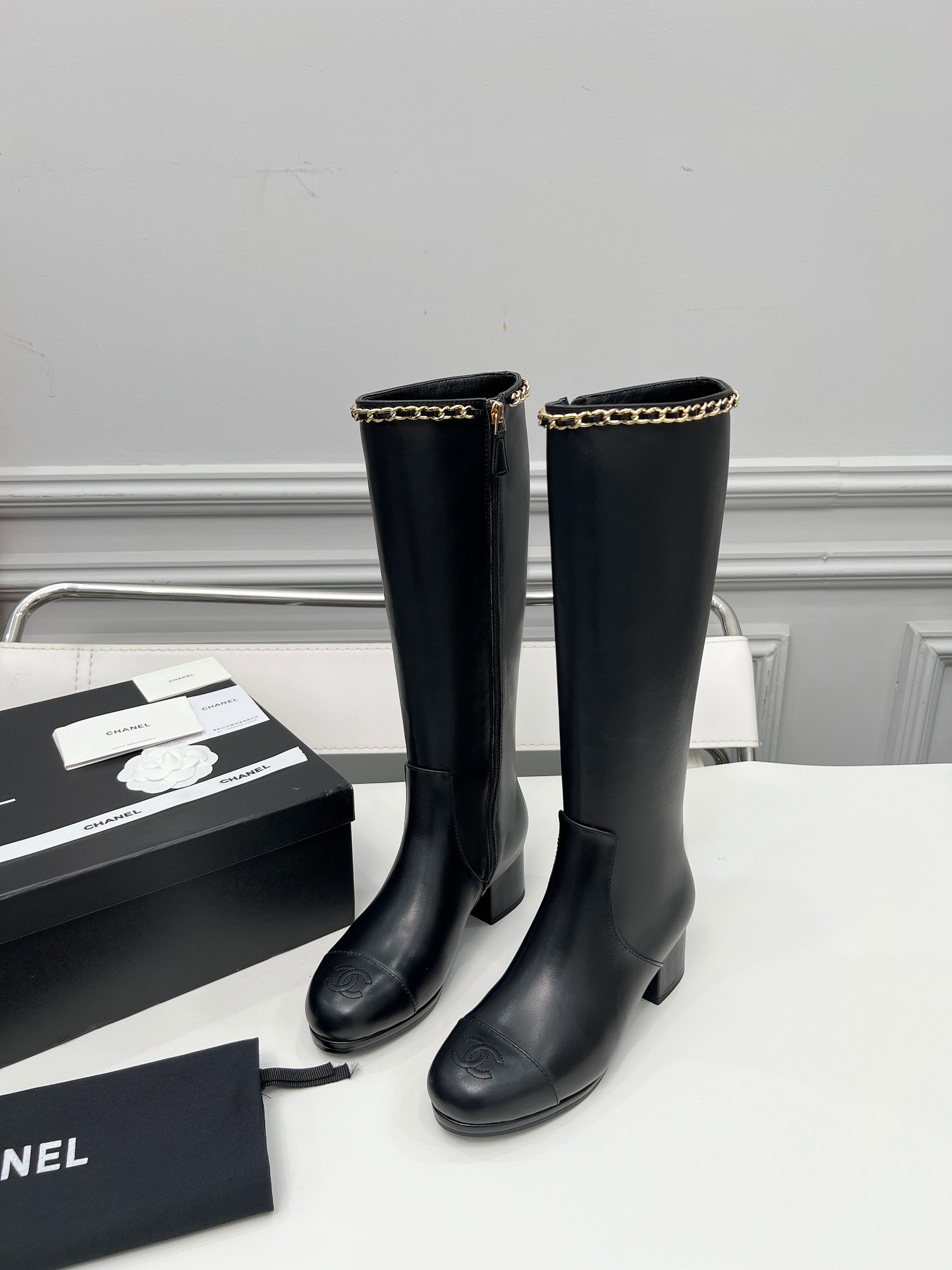 NO:477068,2025 Chanel new boots are available. Classic black and gold color scheme, chain decoration is exquisite, thick heels walk steadily and show aura. When worn, it seems to have a 'fashionable filter'. It is a very good product that can upgrade the shoe cabinet. Grandma really never disappoints~ Fabric cowhide inner sheepskin heel height 4cm barrel height 14 inches yuan, boots, chanel, boots, skirts, cowhide, sheepskin198609092025香奈儿新款长靴上新啦 经典黑金配色,链条装饰拿捏精致感,粗跟走路稳还显气场 穿上仿佛自带“时髦滤镜”,搭配裙子裤子都超绝,是能让鞋柜升级的狠货,香奶奶果然从不让人失望～ 面料牛皮 内里羊皮 跟高4cm 筒高14寸 元,靴子,chanel,boots,skirts,cowhide,sheepskin,Women's Shoes