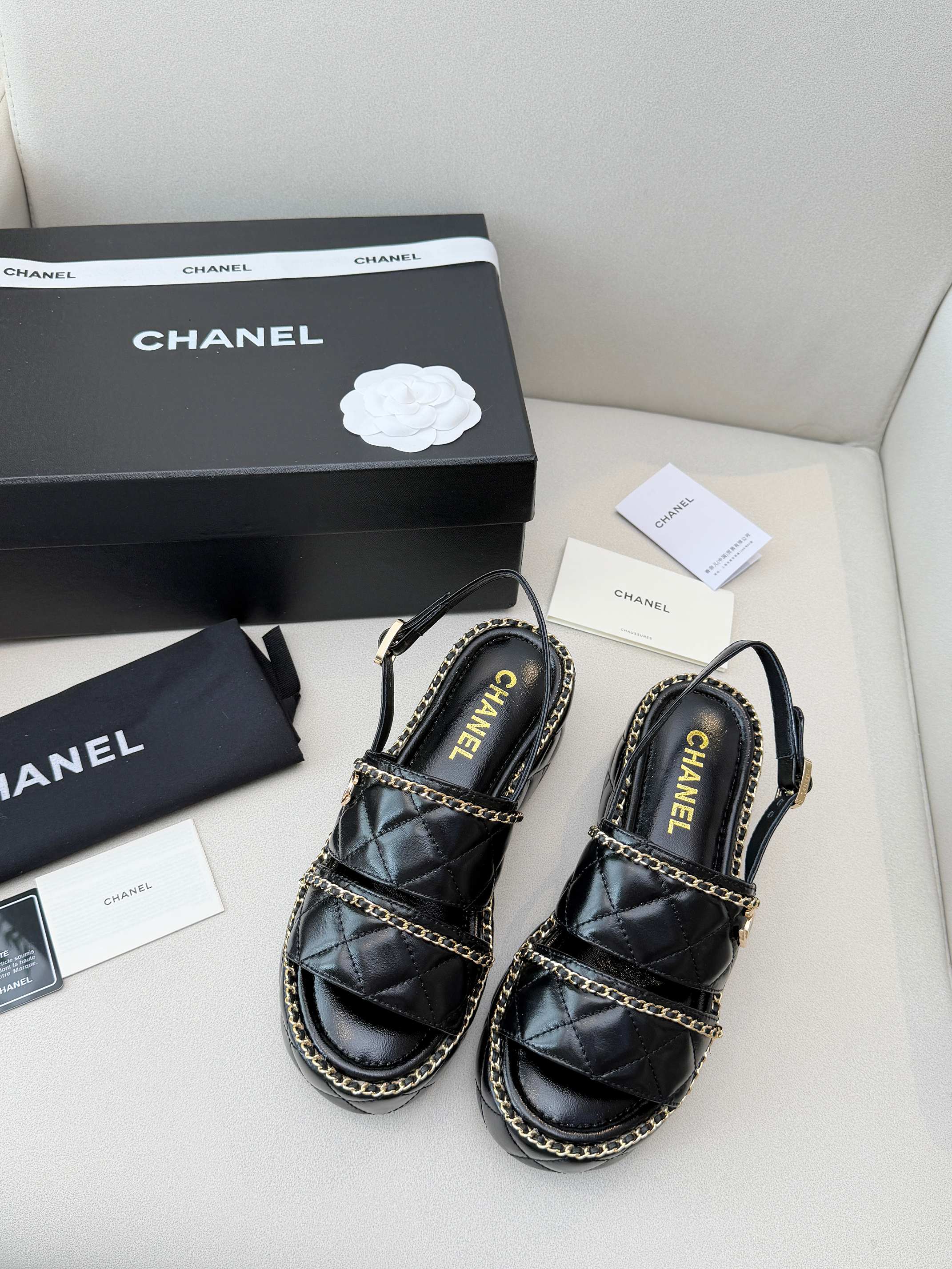 NO:629592,2026 Xiaoxiang new style. As soon as I touched the texture of this pair of Chanel chain sandals, I knew that this summer's 'starlight around my feet' was stable. The diamond-patterned soft leather wraps my feet. The chain is not a cold and hard metal, but delicate with warmth. The black one has its own aura, and the white one looks like a glowing cloud when stepped on. Fabric glossy calfskin color black white code number 5-40, sandals, chanel, sandals, cowhide198609092026小香新款 刚摸到这双香奈儿链条凉鞋的质感,就知道今年夏天的“脚边星光”稳了  菱格纹的软皮裹着脚,链条不是冷硬的金属,是带着温度的精致,黑的自带气场,白的像踩了朵会发光的云. 面料亮面小牛皮 颜色黑色白色 码数5-40,凉鞋,chanel,sandals,cowhide,Women's Shoes