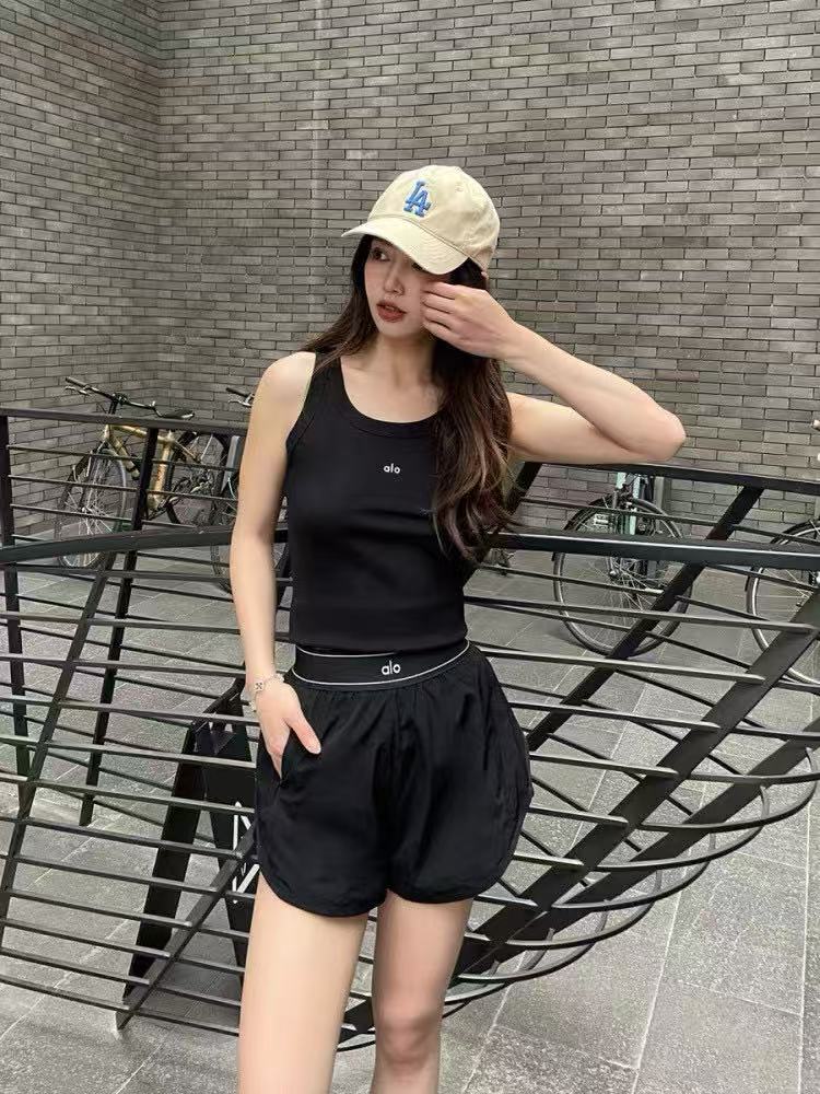 上新❤️105💰ALO运动速干短裤瑜伽跑步裤提花松紧休闲裤内衬防走光设计网球裤


颜色：黑色 藏青色
码数：S M L
裤长  27  29  30
臀围  59  61   63