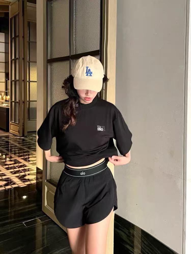 上新❤️105💰ALO运动速干短裤瑜伽跑步裤提花松紧休闲裤内衬防走光设计网球裤


颜色：黑色 藏青色
码数：S M L
裤长  27  29  30
臀围  59  61   63