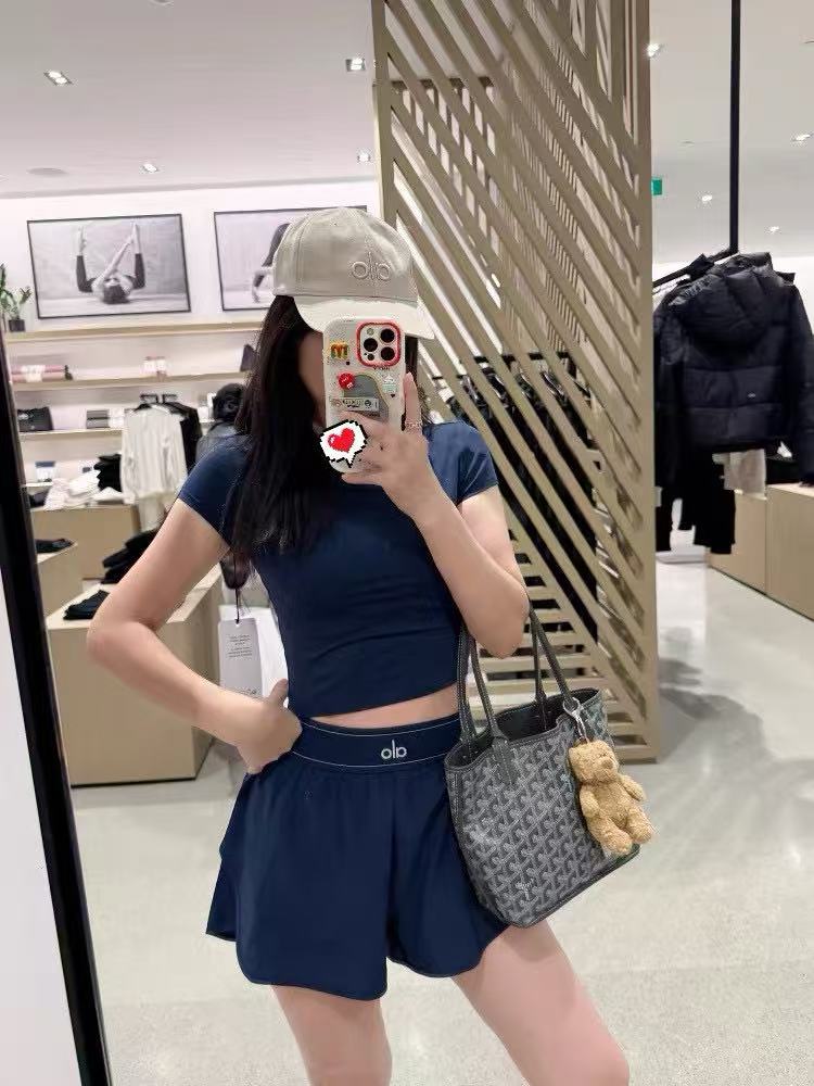 上新❤️105💰ALO运动速干短裤瑜伽跑步裤提花松紧休闲裤内衬防走光设计网球裤


颜色：黑色 藏青色
码数：S M L
裤长  27  29  30
臀围  59  61   63