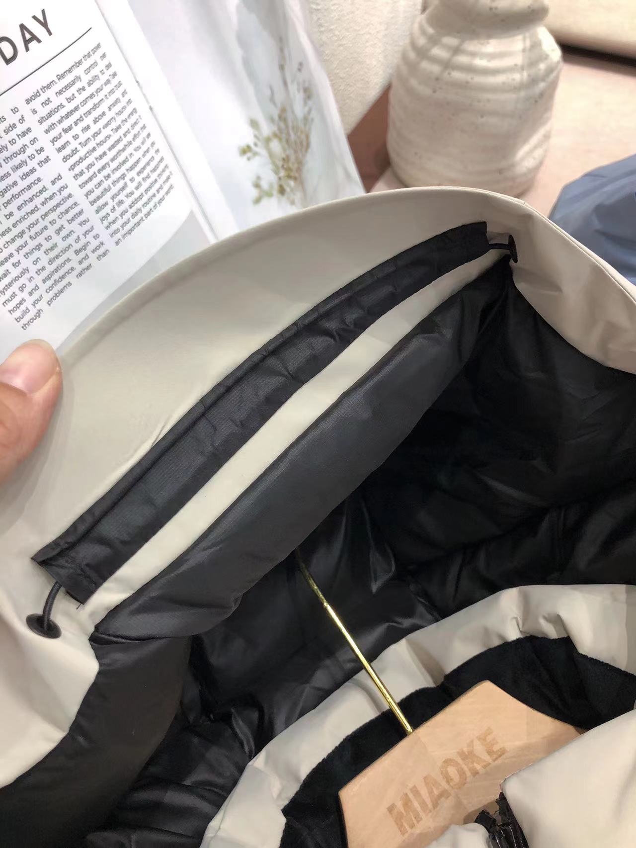 台州最高版本 现货供应秒发🔥 
🐦大买菜一体羽绒服
冬季连帽羽绒服
买菜款  防风 防水 保暖 滑雪服 冲锋衣采用GORE-TEX防水面
750蓬鸭绒填充 保暖效果出众
连帽设计 可拆卸 胸前小logo刺绣
双拉链口袋 腋下透气
均码 适合中性穿着
无缝压胶，立体刺绣logo
最新GORE-TEX科技面料，防风  防水 透气
整衣三层压胶工艺，全部贴带接缝，防风雨更佳，立体整形，更合身舒适，填充物：鹅绒
颜色：黑色、米白色、蓝色
尺码：S-2XL
买菜羽绒尺码
尺码 衣长	胸围	肩宽	体重	
S   72  120 50 	  120-140斤	
M	74	124  52  140-160斤	
L	76	128	  54  160-180斤	
XL	78	132  56。180-200斤	
XXL80	136 58	    200-220斤