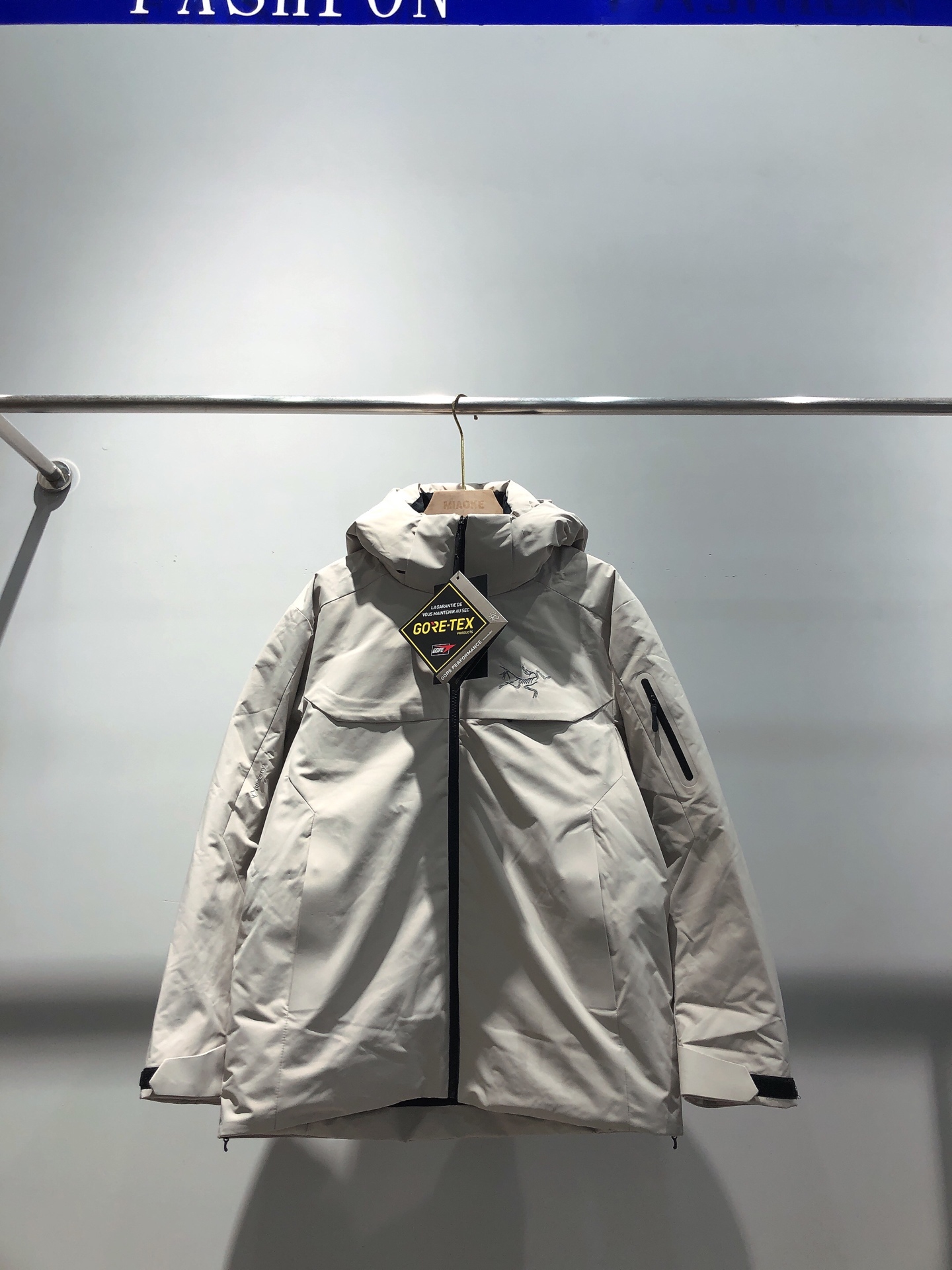 台州最高版本 现货供应秒发🔥 
🐦大买菜一体羽绒服
冬季连帽羽绒服
买菜款  防风 防水 保暖 滑雪服 冲锋衣采用GORE-TEX防水面
750蓬鸭绒填充 保暖效果出众
连帽设计 可拆卸 胸前小logo刺绣
双拉链口袋 腋下透气
均码 适合中性穿着
无缝压胶，立体刺绣logo
最新GORE-TEX科技面料，防风  防水 透气
整衣三层压胶工艺，全部贴带接缝，防风雨更佳，立体整形，更合身舒适，填充物：鹅绒
颜色：黑色、米白色、蓝色
尺码：S-2XL
买菜羽绒尺码
尺码 衣长	胸围	肩宽	体重	
S   72  120 50 	  120-140斤	
M	74	124  52  140-160斤	
L	76	128	  54  160-180斤	
XL	78	132  56。180-200斤	
XXL80	136 58	    200-220斤