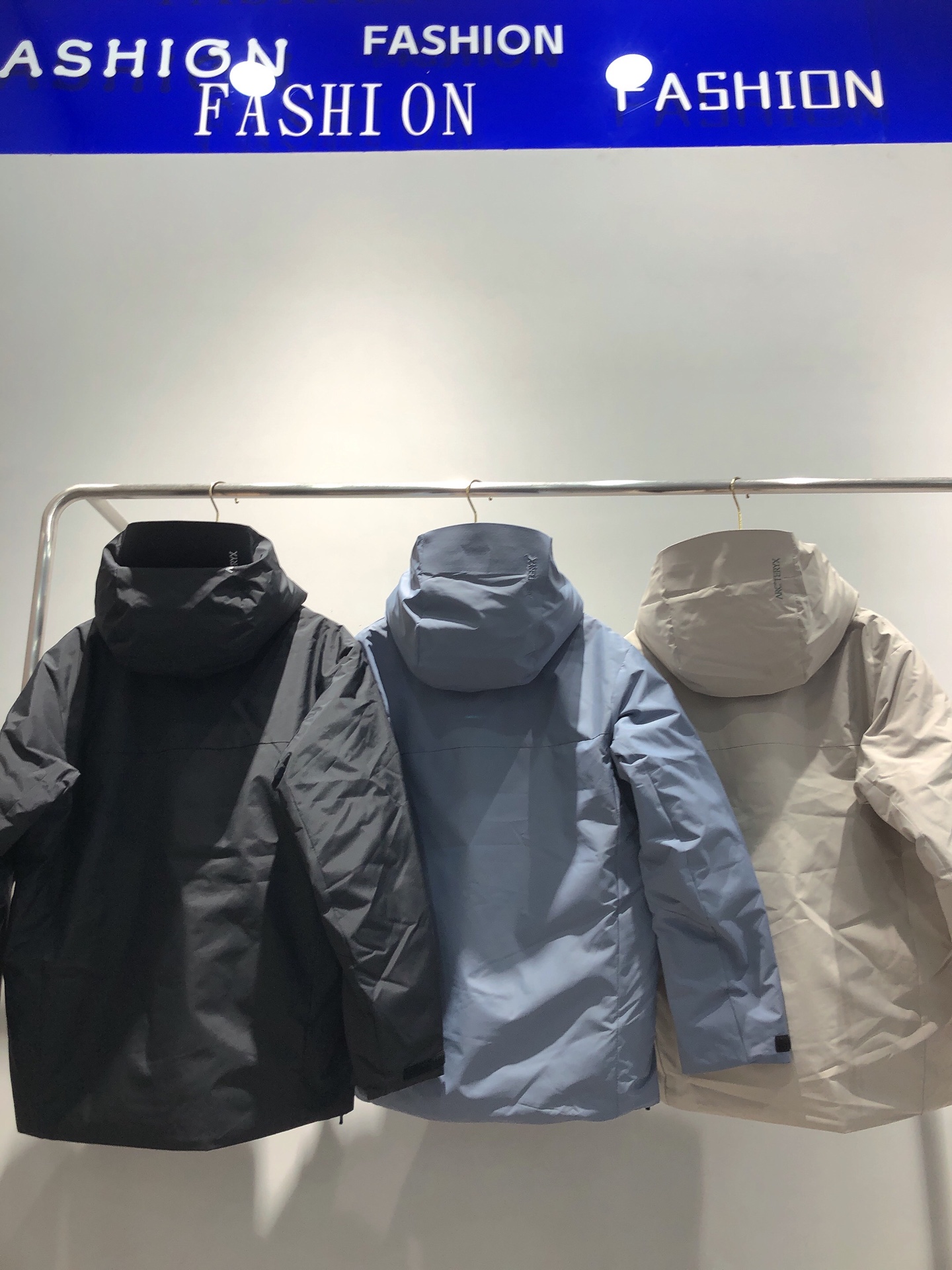 台州最高版本 现货供应秒发🔥 
🐦大买菜一体羽绒服
冬季连帽羽绒服
买菜款  防风 防水 保暖 滑雪服 冲锋衣采用GORE-TEX防水面
750蓬鸭绒填充 保暖效果出众
连帽设计 可拆卸 胸前小logo刺绣
双拉链口袋 腋下透气
均码 适合中性穿着
无缝压胶，立体刺绣logo
最新GORE-TEX科技面料，防风  防水 透气
整衣三层压胶工艺，全部贴带接缝，防风雨更佳，立体整形，更合身舒适，填充物：鹅绒
颜色：黑色、米白色、蓝色
尺码：S-2XL
买菜羽绒尺码
尺码 衣长	胸围	肩宽	体重	
S   72  120 50 	  120-140斤	
M	74	124  52  140-160斤	
L	76	128	  54  160-180斤	
XL	78	132  56。180-200斤	
XXL80	136 58	    200-220斤