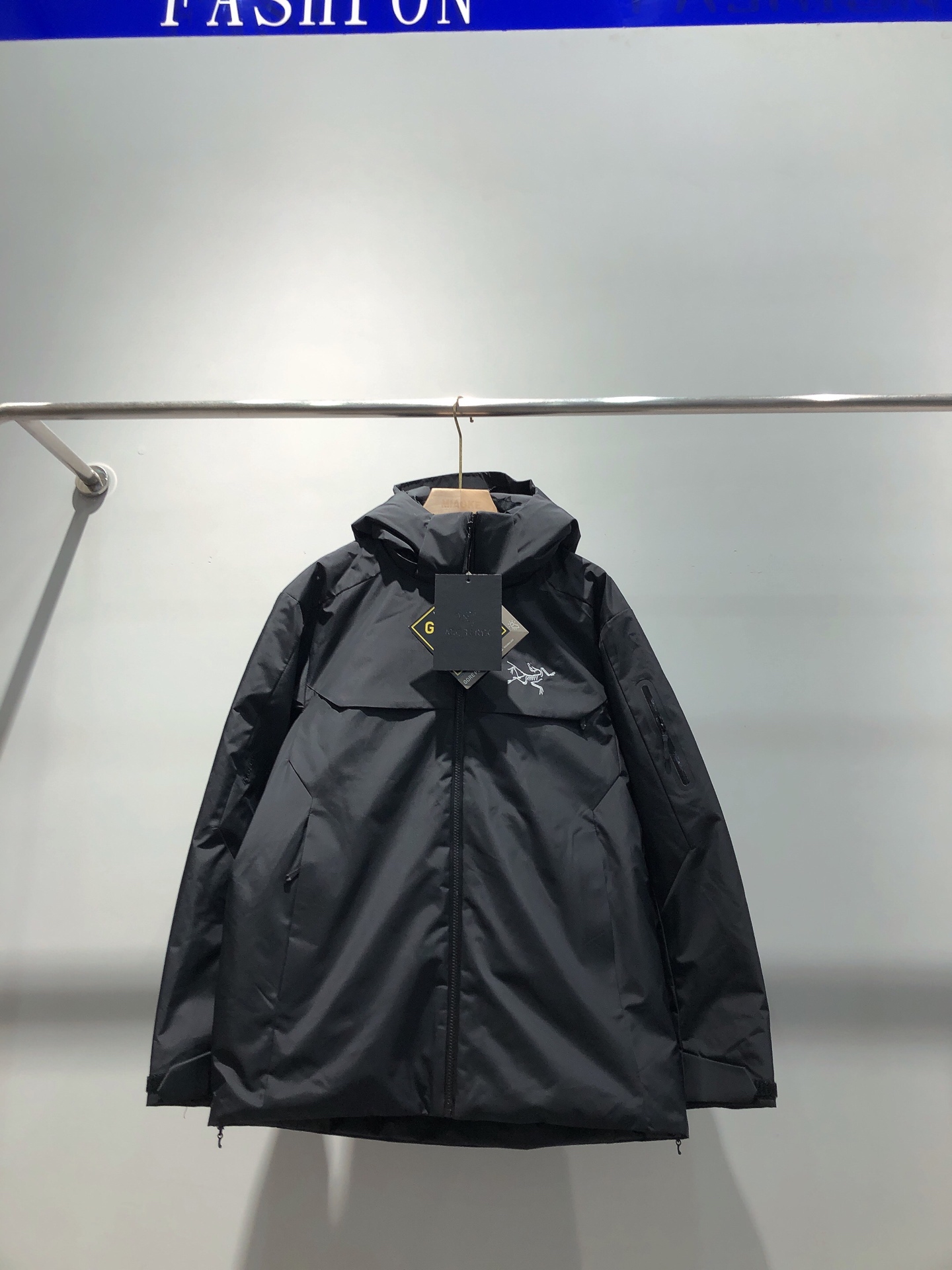 台州最高版本 现货供应秒发🔥 
🐦大买菜一体羽绒服
冬季连帽羽绒服
买菜款  防风 防水 保暖 滑雪服 冲锋衣采用GORE-TEX防水面
750蓬鸭绒填充 保暖效果出众
连帽设计 可拆卸 胸前小logo刺绣
双拉链口袋 腋下透气
均码 适合中性穿着
无缝压胶，立体刺绣logo
最新GORE-TEX科技面料，防风  防水 透气
整衣三层压胶工艺，全部贴带接缝，防风雨更佳，立体整形，更合身舒适，填充物：鹅绒
颜色：黑色、米白色、蓝色
尺码：S-2XL
买菜羽绒尺码
尺码 衣长	胸围	肩宽	体重	
S   72  120 50 	  120-140斤	
M	74	124  52  140-160斤	
L	76	128	  54  160-180斤	
XL	78	132  56。180-200斤	
XXL80	136 58	    200-220斤