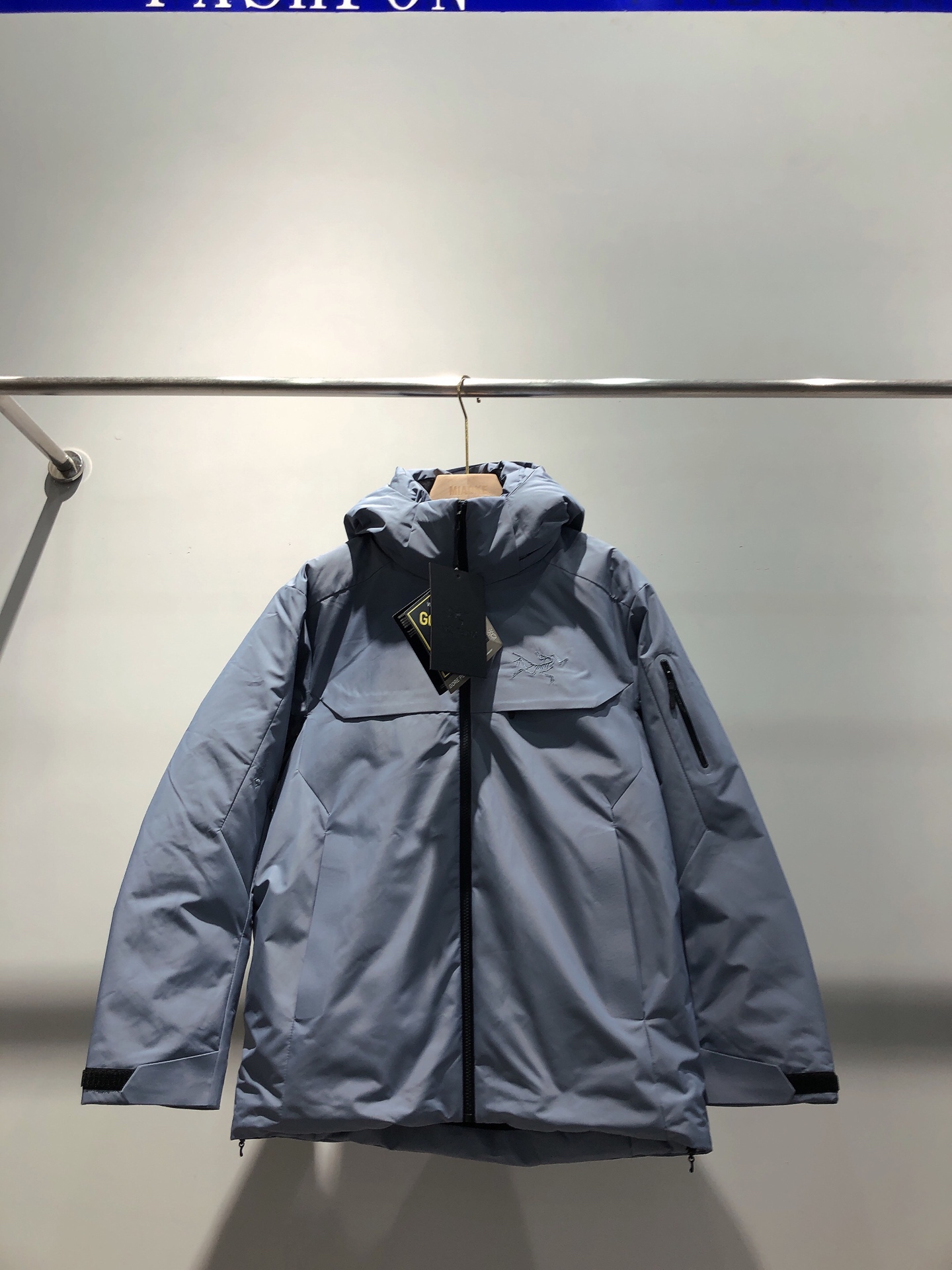 台州最高版本 现货供应秒发🔥 
🐦大买菜一体羽绒服
冬季连帽羽绒服
买菜款  防风 防水 保暖 滑雪服 冲锋衣采用GORE-TEX防水面
750蓬鸭绒填充 保暖效果出众
连帽设计 可拆卸 胸前小logo刺绣
双拉链口袋 腋下透气
均码 适合中性穿着
无缝压胶，立体刺绣logo
最新GORE-TEX科技面料，防风  防水 透气
整衣三层压胶工艺，全部贴带接缝，防风雨更佳，立体整形，更合身舒适，填充物：鹅绒
颜色：黑色、米白色、蓝色
尺码：S-2XL
买菜羽绒尺码
尺码 衣长	胸围	肩宽	体重	
S   72  120 50 	  120-140斤	
M	74	124  52  140-160斤	
L	76	128	  54  160-180斤	
XL	78	132  56。180-200斤	
XXL80	136 58	    200-220斤