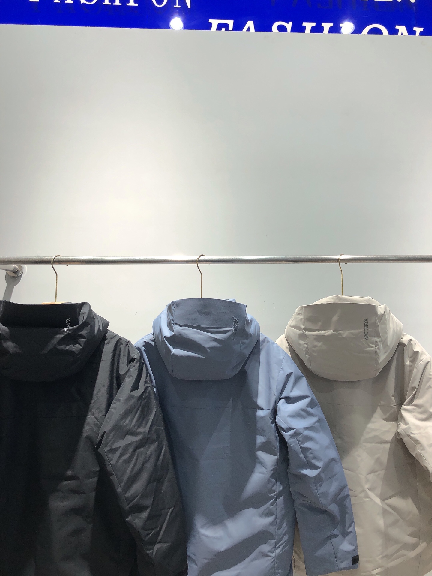 台州最高版本 现货供应秒发🔥 
🐦大买菜一体羽绒服
冬季连帽羽绒服
买菜款  防风 防水 保暖 滑雪服 冲锋衣采用GORE-TEX防水面
750蓬鸭绒填充 保暖效果出众
连帽设计 可拆卸 胸前小logo刺绣
双拉链口袋 腋下透气
均码 适合中性穿着
无缝压胶，立体刺绣logo
最新GORE-TEX科技面料，防风  防水 透气
整衣三层压胶工艺，全部贴带接缝，防风雨更佳，立体整形，更合身舒适，填充物：鹅绒
颜色：黑色、米白色、蓝色
尺码：S-2XL
买菜羽绒尺码
尺码 衣长	胸围	肩宽	体重	
S   72  120 50 	  120-140斤	
M	74	124  52  140-160斤	
L	76	128	  54  160-180斤	
XL	78	132  56。180-200斤	
XXL80	136 58	    200-220斤