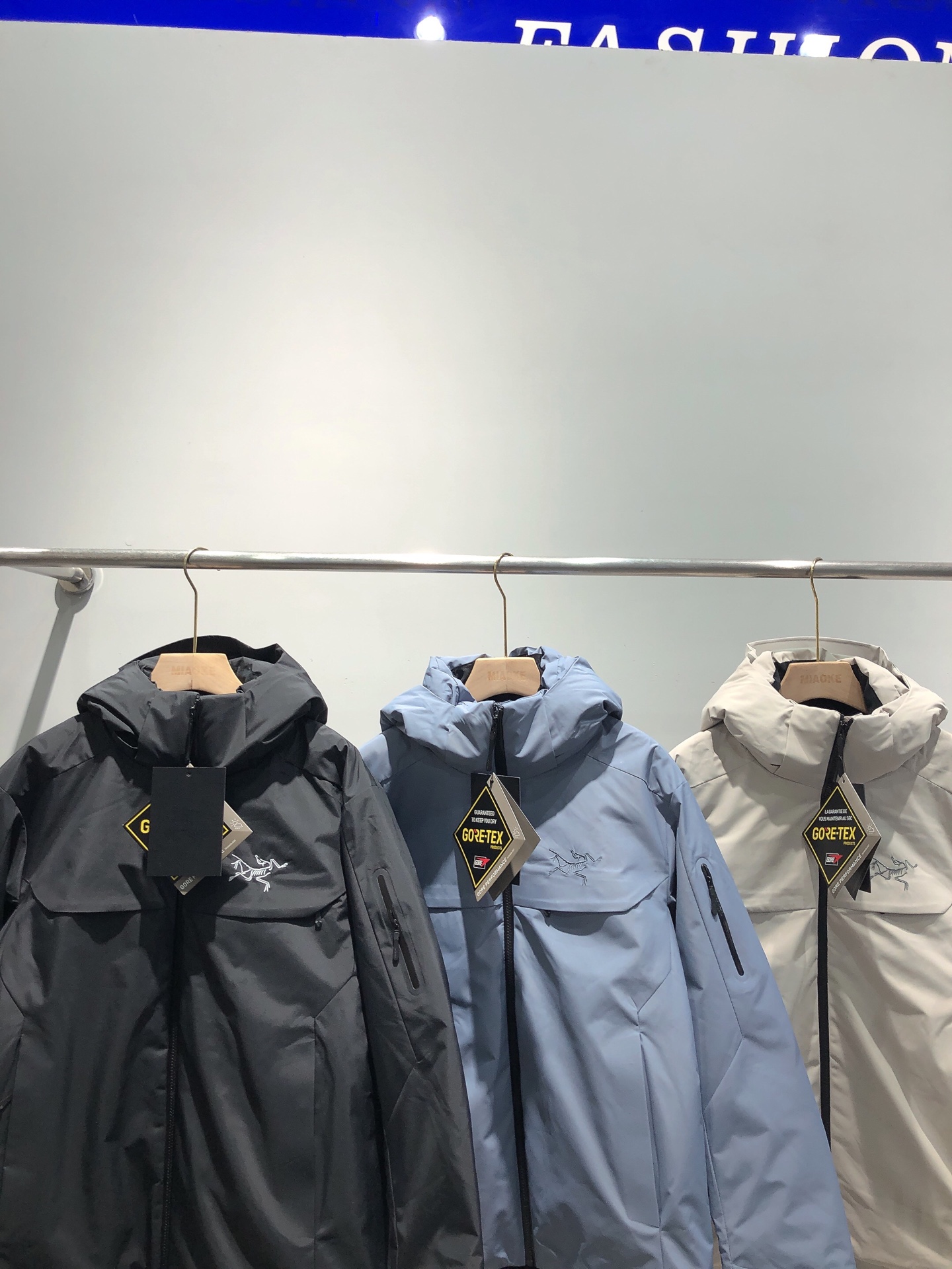 台州最高版本 现货供应秒发🔥 
🐦大买菜一体羽绒服
冬季连帽羽绒服
买菜款  防风 防水 保暖 滑雪服 冲锋衣采用GORE-TEX防水面
750蓬鸭绒填充 保暖效果出众
连帽设计 可拆卸 胸前小logo刺绣
双拉链口袋 腋下透气
均码 适合中性穿着
无缝压胶，立体刺绣logo
最新GORE-TEX科技面料，防风  防水 透气
整衣三层压胶工艺，全部贴带接缝，防风雨更佳，立体整形，更合身舒适，填充物：鹅绒
颜色：黑色、米白色、蓝色
尺码：S-2XL
买菜羽绒尺码
尺码 衣长	胸围	肩宽	体重	
S   72  120 50 	  120-140斤	
M	74	124  52  140-160斤	
L	76	128	  54  160-180斤	
XL	78	132  56。180-200斤	
XXL80	136 58	    200-220斤