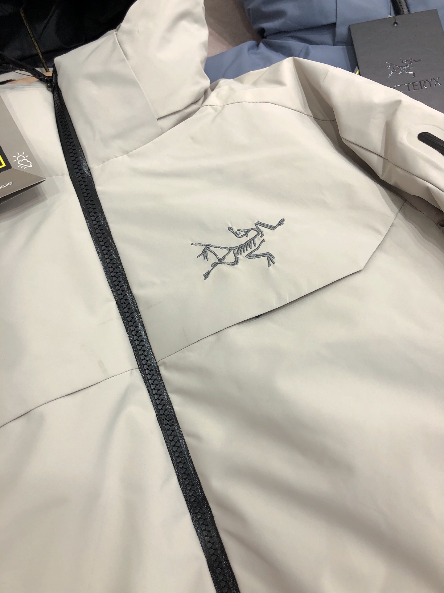 台州最高版本 现货供应秒发🔥 
🐦大买菜一体羽绒服
冬季连帽羽绒服
买菜款  防风 防水 保暖 滑雪服 冲锋衣采用GORE-TEX防水面
750蓬鸭绒填充 保暖效果出众
连帽设计 可拆卸 胸前小logo刺绣
双拉链口袋 腋下透气
均码 适合中性穿着
无缝压胶，立体刺绣logo
最新GORE-TEX科技面料，防风  防水 透气
整衣三层压胶工艺，全部贴带接缝，防风雨更佳，立体整形，更合身舒适，填充物：鹅绒
颜色：黑色、米白色、蓝色
尺码：S-2XL
买菜羽绒尺码
尺码 衣长	胸围	肩宽	体重	
S   72  120 50 	  120-140斤	
M	74	124  52  140-160斤	
L	76	128	  54  160-180斤	
XL	78	132  56。180-200斤	
XXL80	136 58	    200-220斤