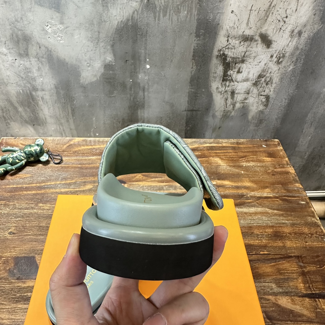 Unknown 主打最新款牛仔拖鞋硬货上新 代购级别 高级感十足 国内外博主刷爆的一款，又 上脚美炸了 官网主推款