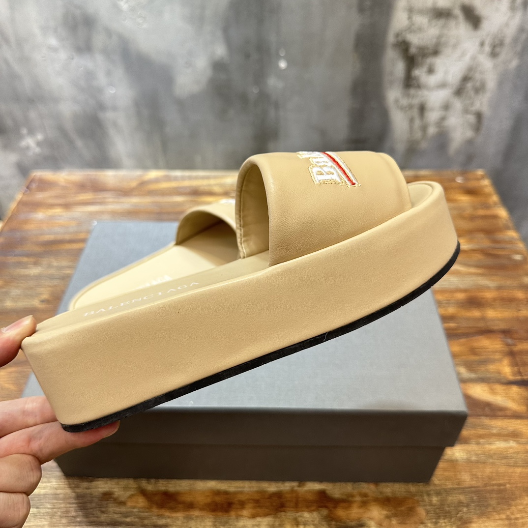 Balenciaga Balenciaga巴黎世家 新款情侣厚底拖鞋