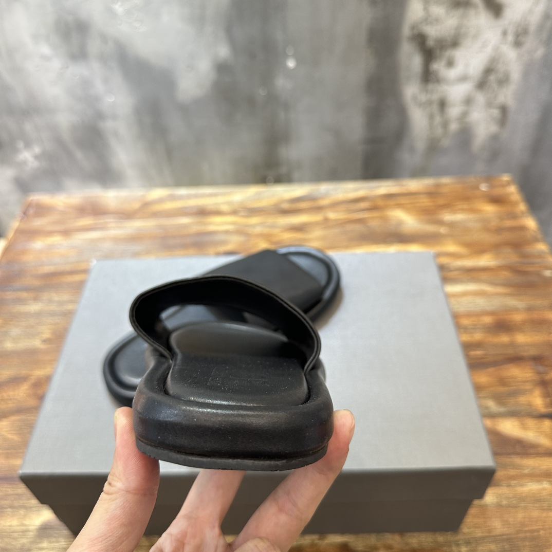 Balenciaga Balenciaga巴黎世家 新款情侣拖鞋