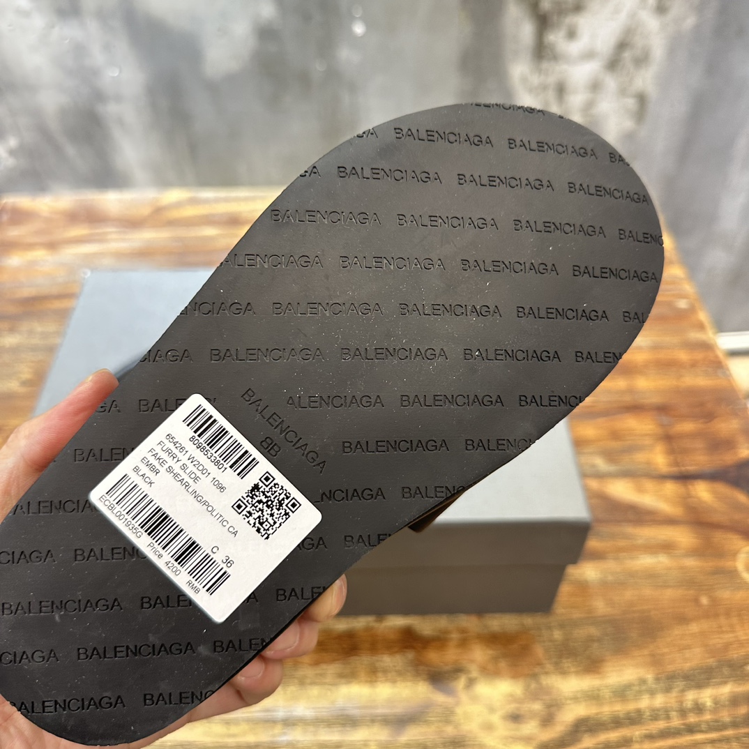 Balenciaga Balenciaga巴黎世家 新款情侣拖鞋