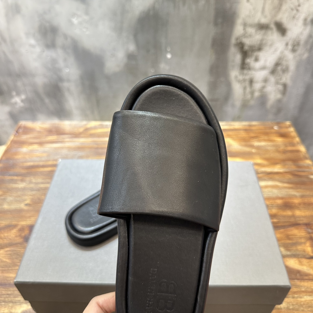 Balenciaga Balenciaga巴黎世家 新款情侣拖鞋