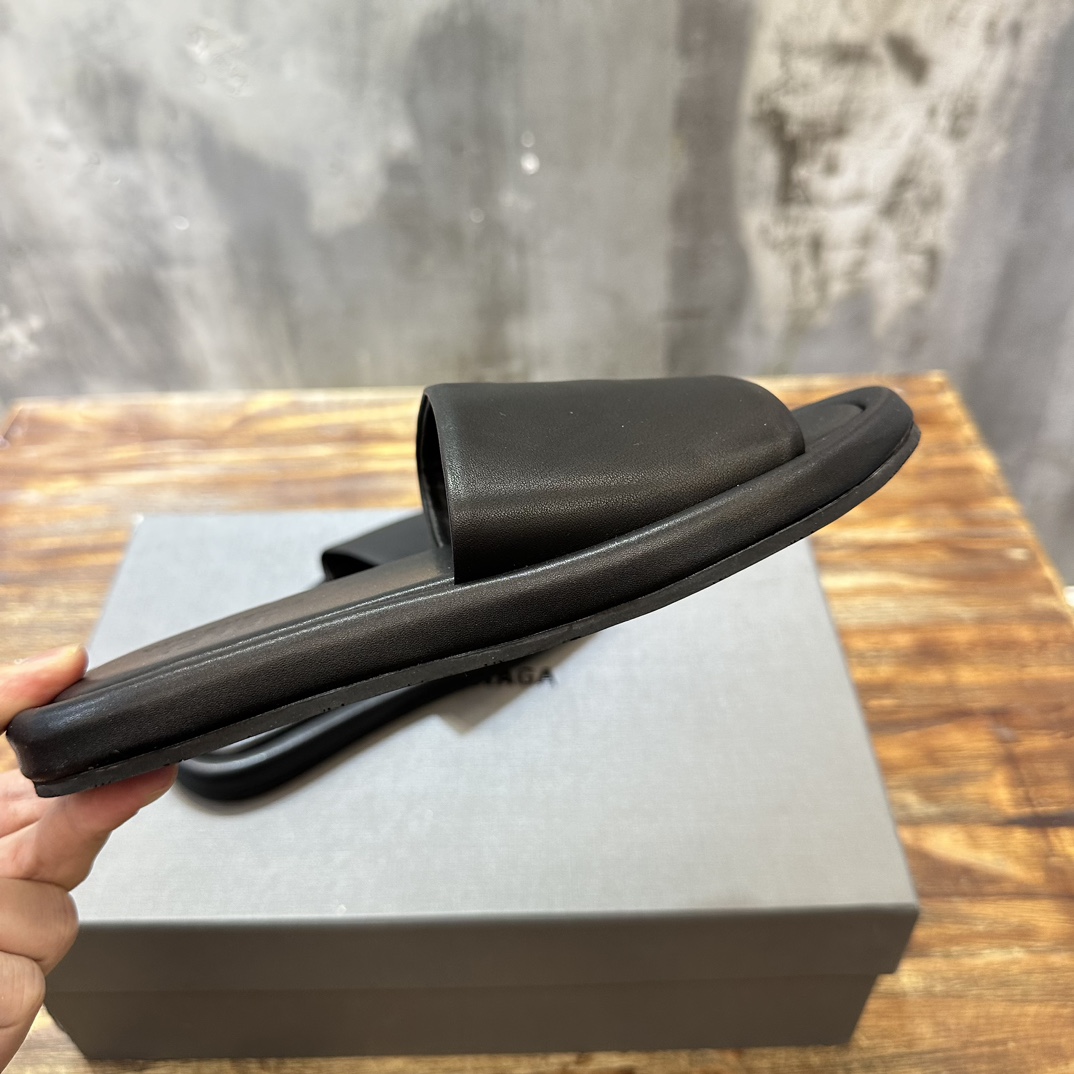 Balenciaga Balenciaga巴黎世家 新款情侣拖鞋