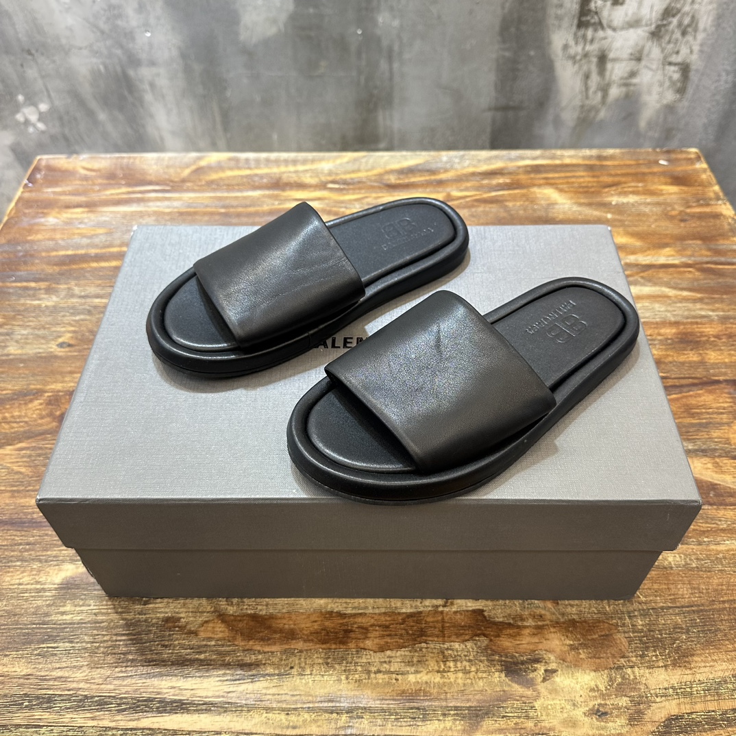 Balenciaga Balenciaga巴黎世家 新款情侣拖鞋