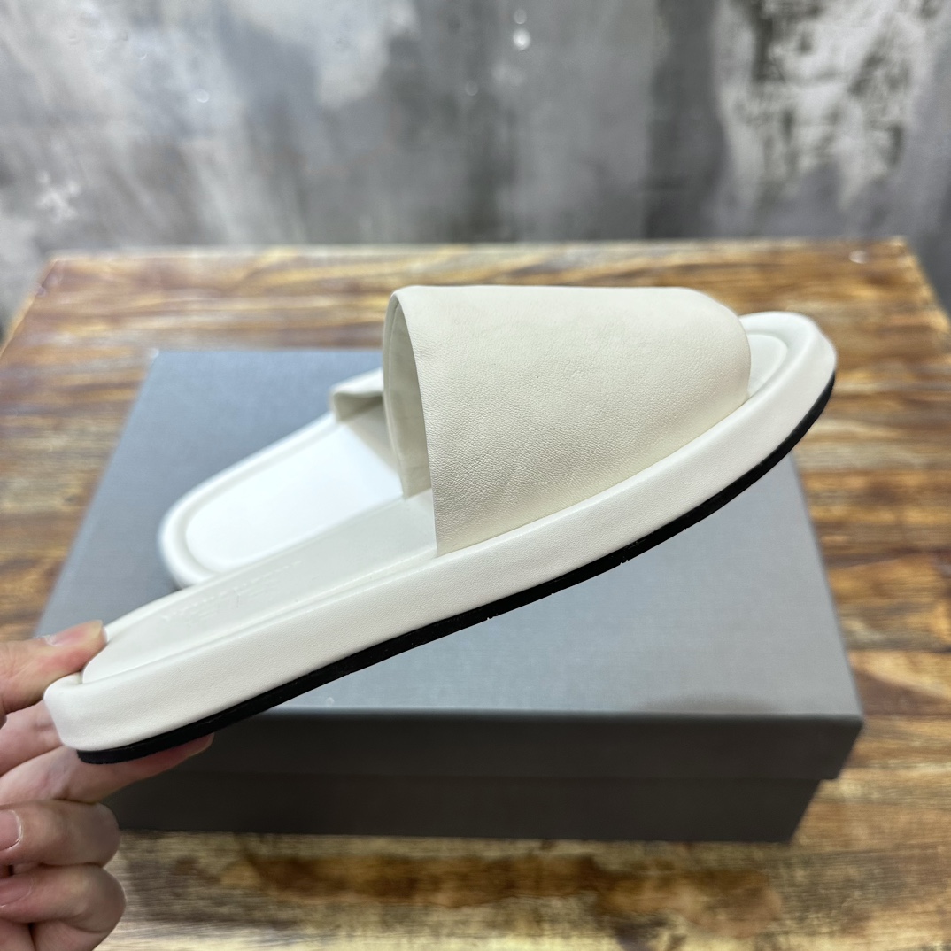 Balenciaga Balenciaga巴黎世家 新款情侣拖鞋