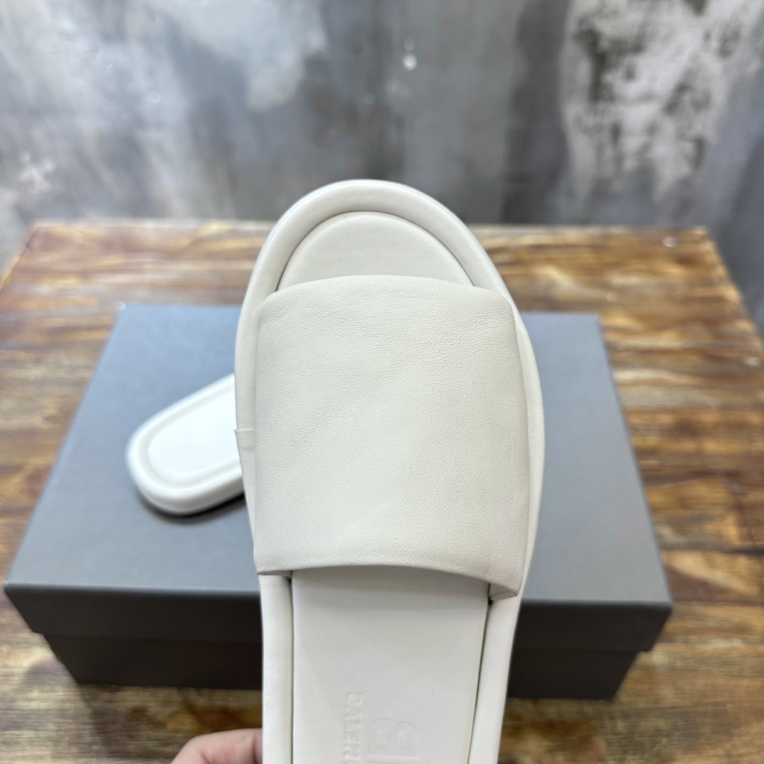 Balenciaga Balenciaga巴黎世家 新款情侣拖鞋