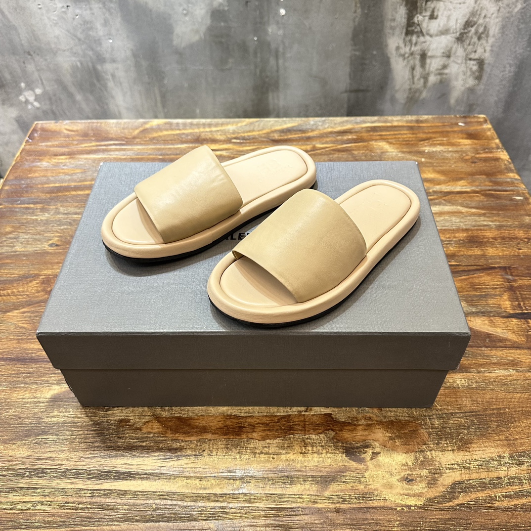Balenciaga Balenciaga巴黎世家 新款情侣拖鞋