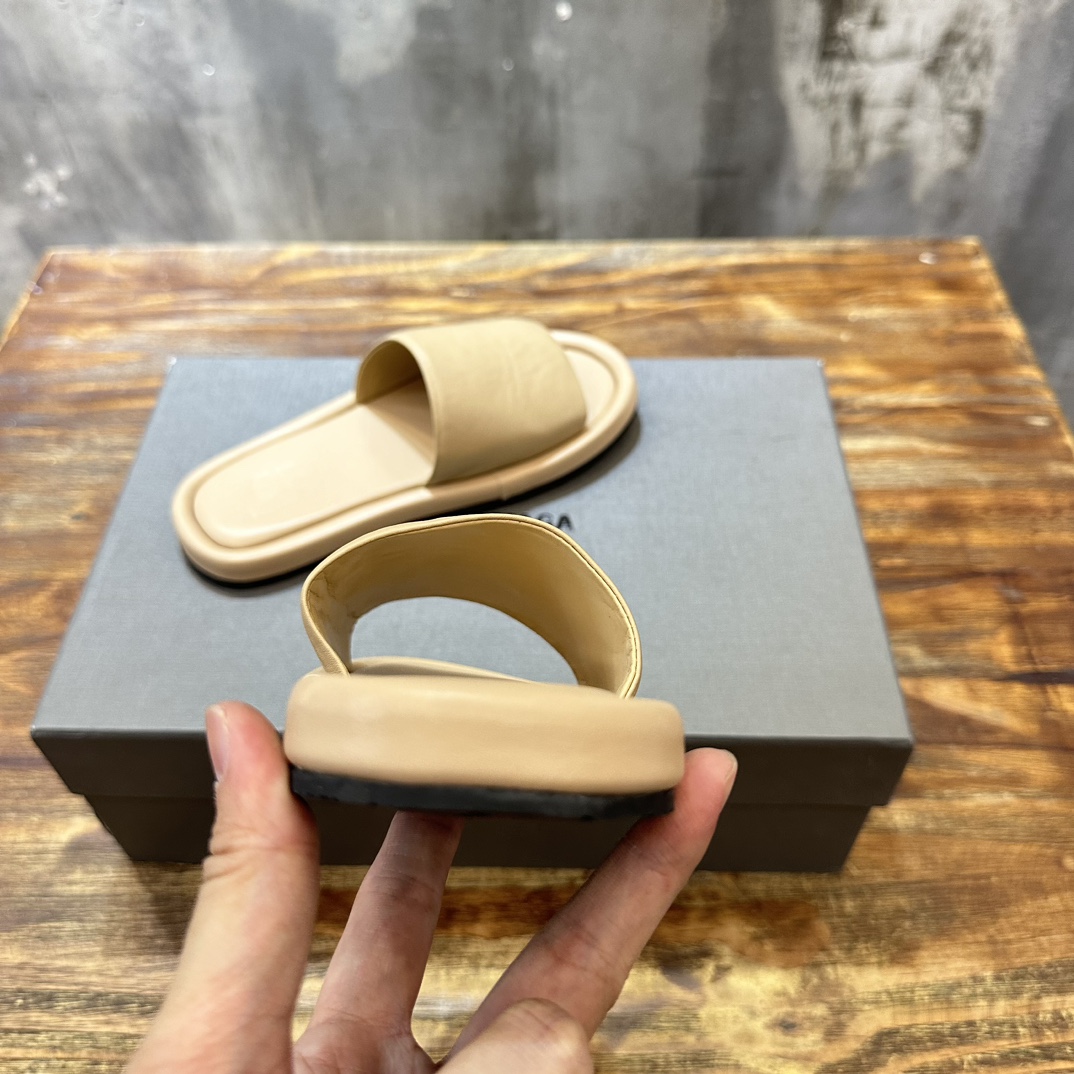 Balenciaga Balenciaga巴黎世家 新款情侣拖鞋