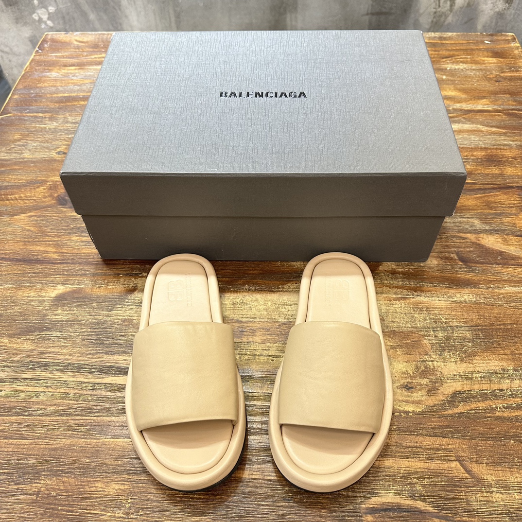 Balenciaga Balenciaga巴黎世家 新款情侣拖鞋