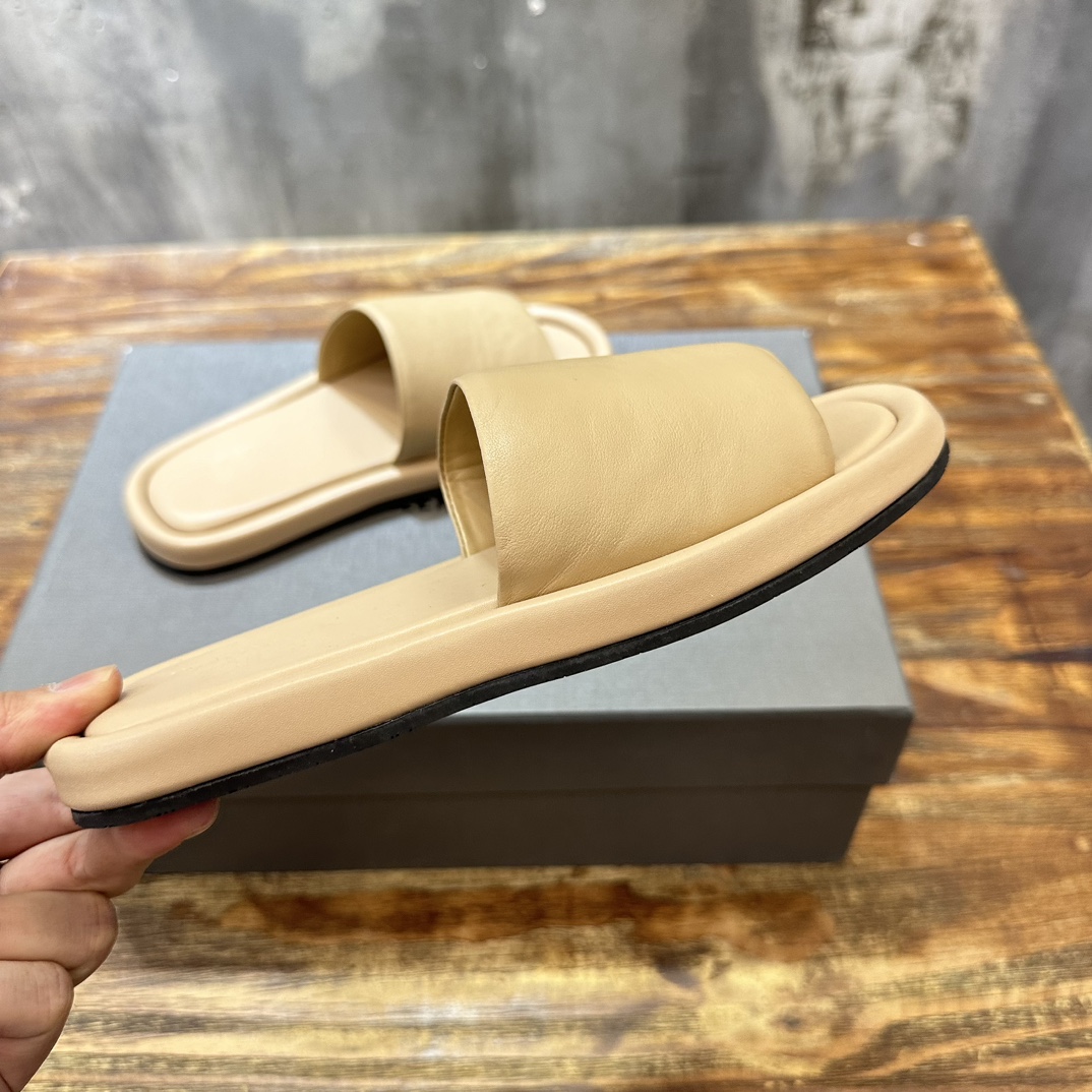 Balenciaga Balenciaga巴黎世家 新款情侣拖鞋
