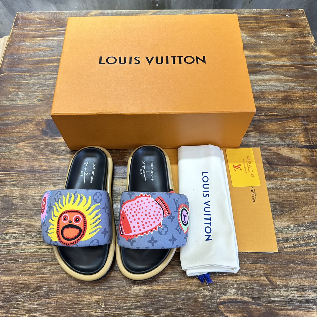 Louis Vuitton LOUIS Vuitton 最新走秀款平底拖鞋 魔术贴面包拖鞋 胖嘟嘟 上脚很