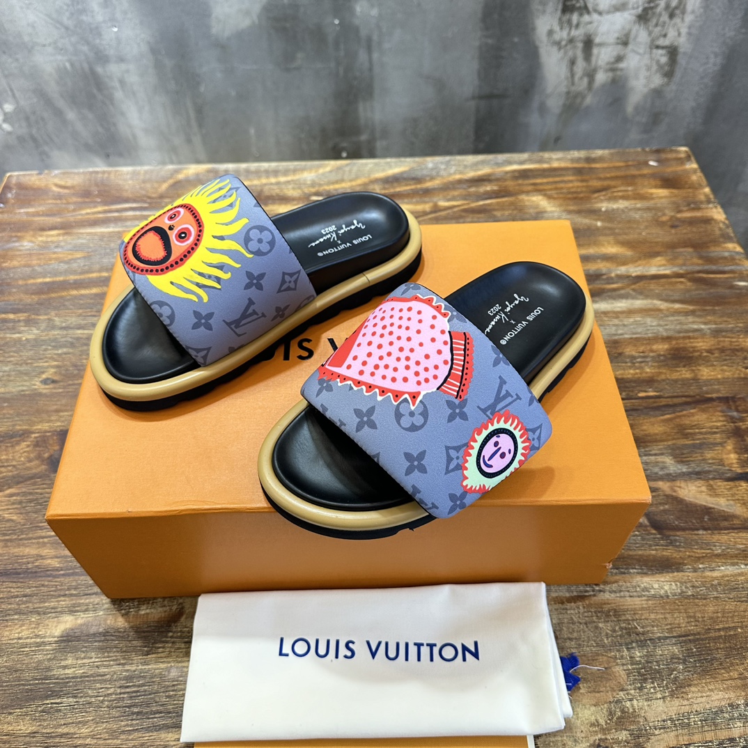 Louis Vuitton LOUIS Vuitton 最新走秀款平底拖鞋 魔术贴面包拖鞋 胖嘟嘟 上脚很