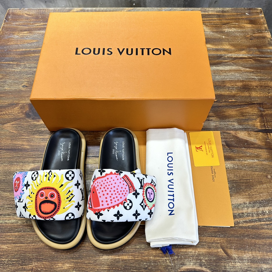 Louis Vuitton LOUIS Vuitton 最新走秀款平底拖鞋 魔术贴面包拖鞋 胖嘟嘟 上脚很