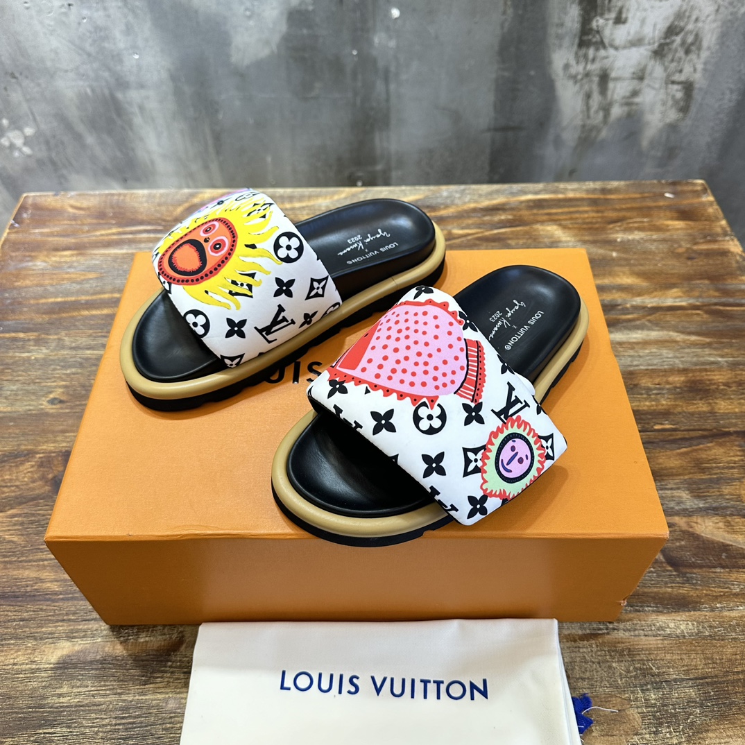 Louis Vuitton LOUIS Vuitton 最新走秀款平底拖鞋 魔术贴面包拖鞋 胖嘟嘟 上脚很
