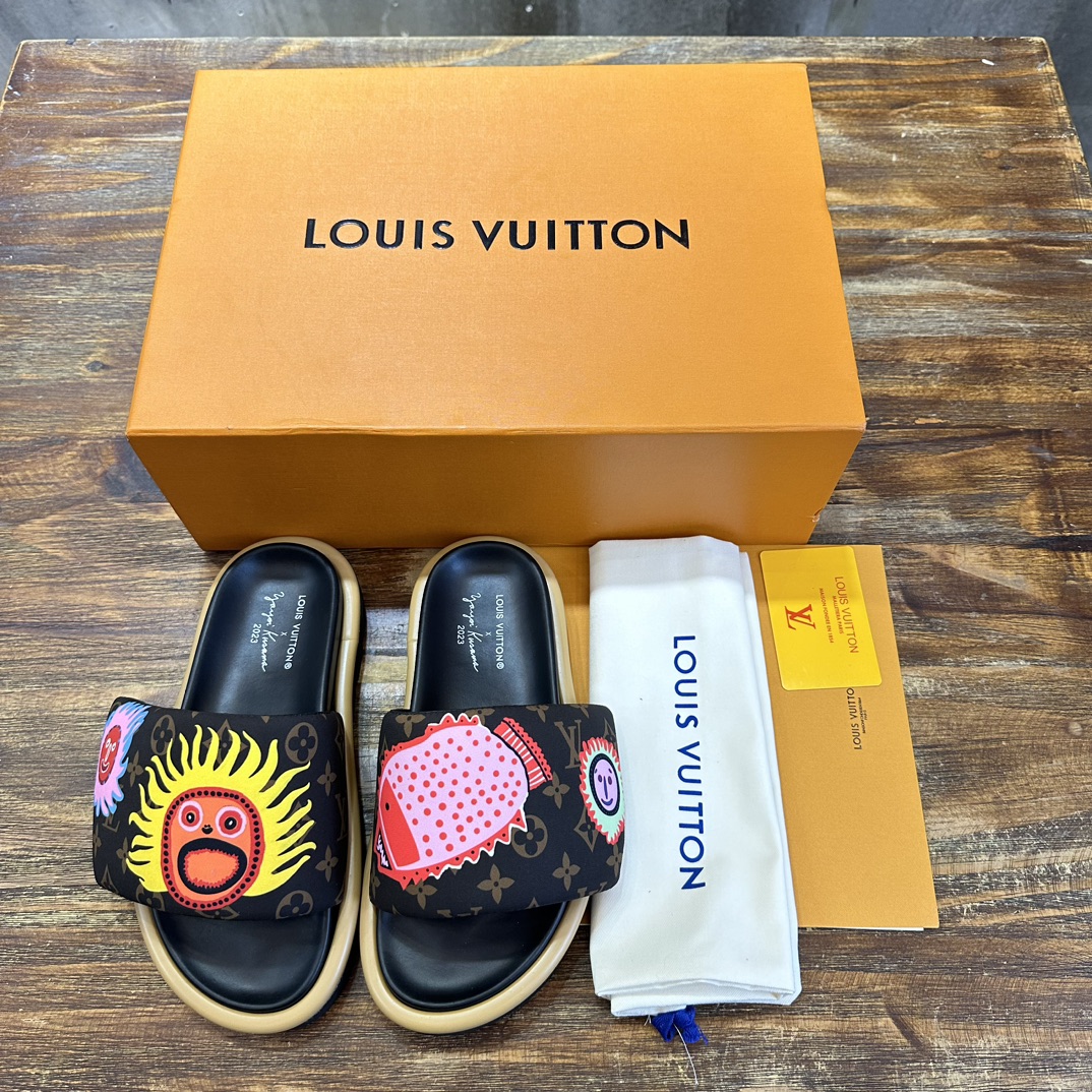 Louis Vuitton LOUIS Vuitton 最新走秀款平底拖鞋 魔术贴面包拖鞋 胖嘟嘟 上脚很