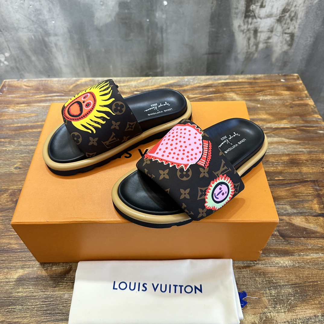 Louis Vuitton LOUIS Vuitton 最新走秀款平底拖鞋 魔术贴面包拖鞋 胖嘟嘟 上脚很