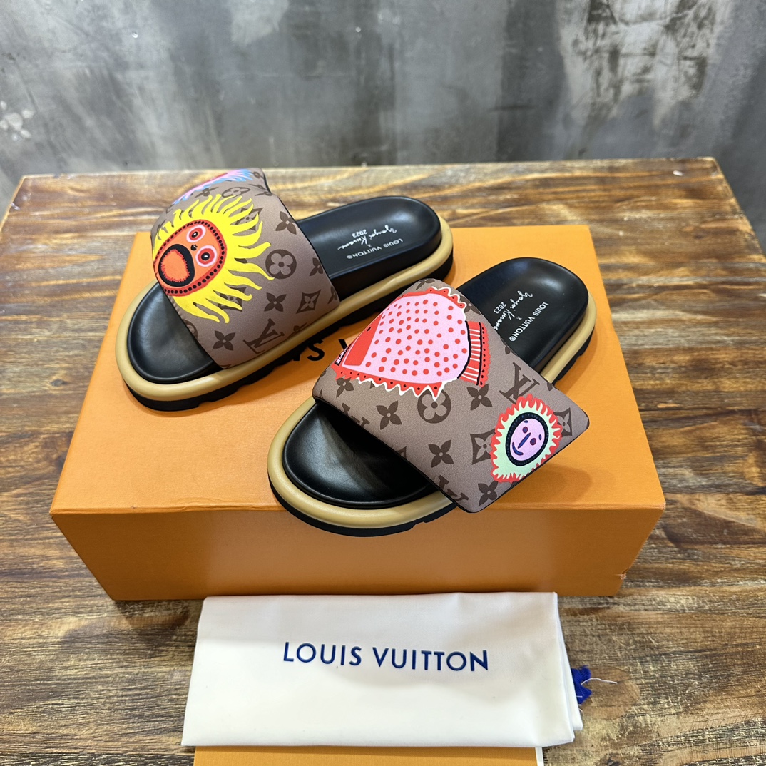 Louis Vuitton LOUIS Vuitton 最新走秀款平底拖鞋 魔术贴面包拖鞋 胖嘟嘟 上脚很