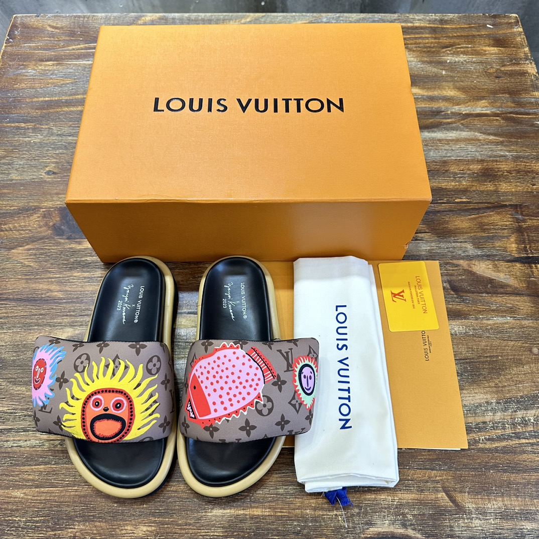 Louis Vuitton LOUIS Vuitton 最新走秀款平底拖鞋 魔术贴面包拖鞋 胖嘟嘟 上脚很