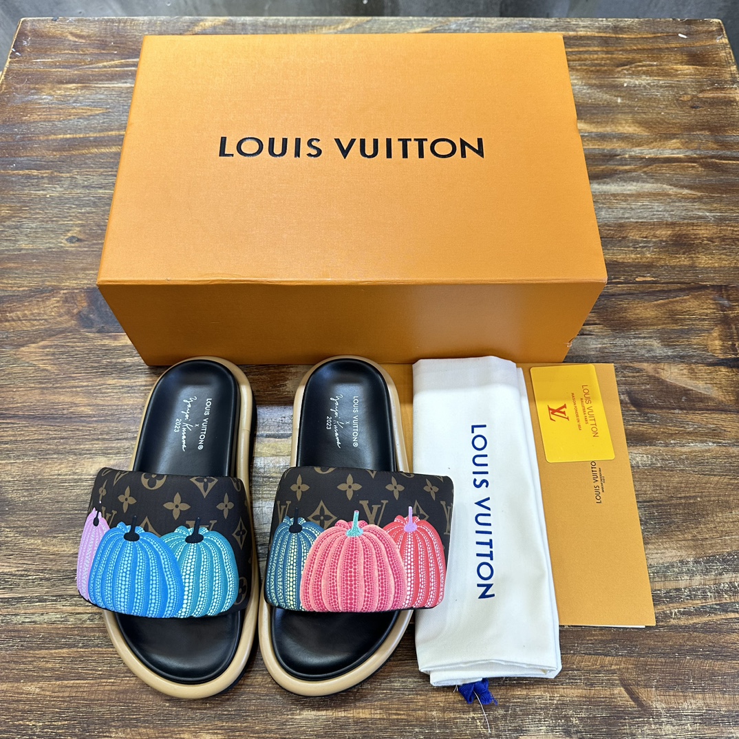 Louis Vuitton LOUIS Vuitton 最新走秀款平底拖鞋 魔术贴面包拖鞋 胖嘟嘟 上脚很