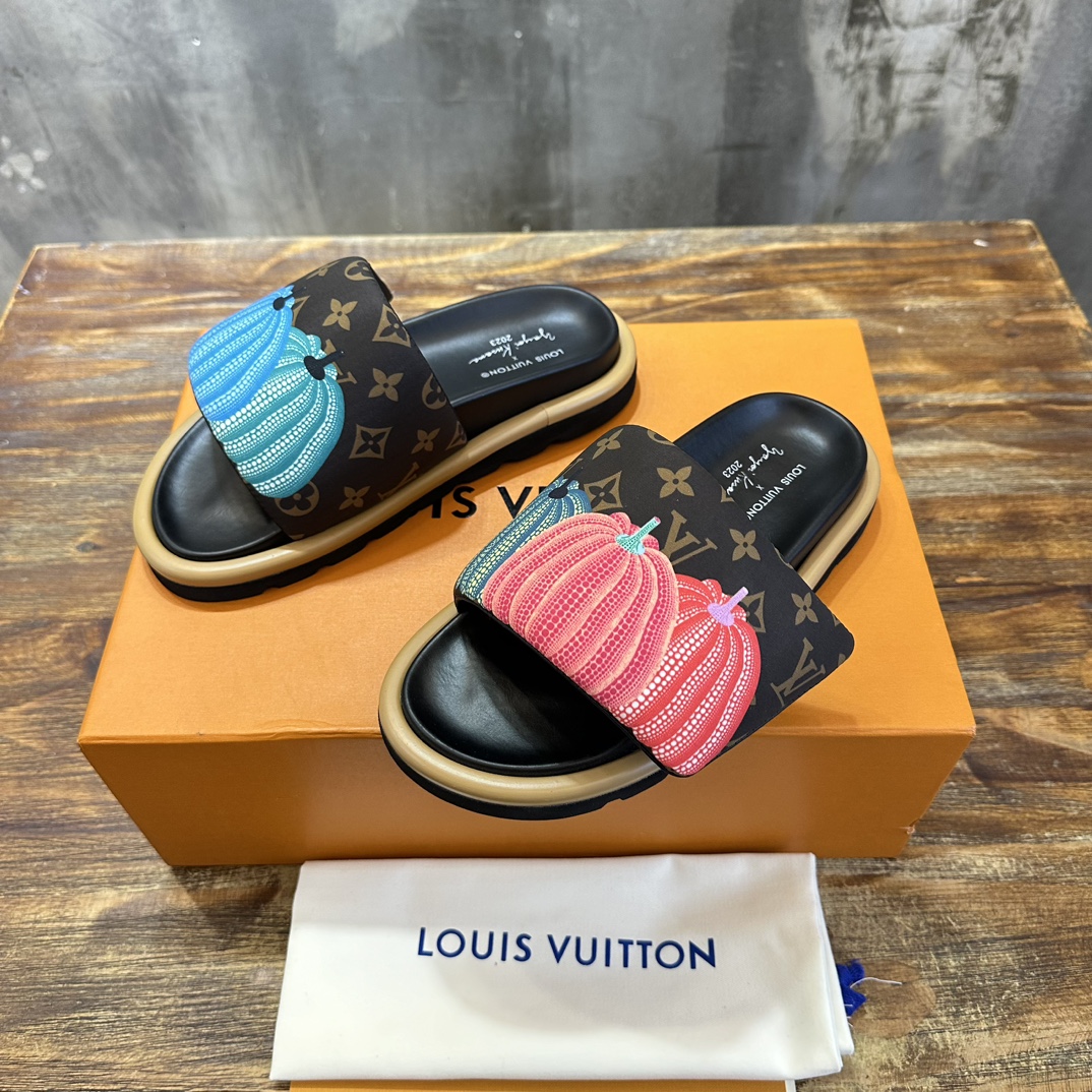 Louis Vuitton LOUIS Vuitton 最新走秀款平底拖鞋 魔术贴面包拖鞋 胖嘟嘟 上脚很