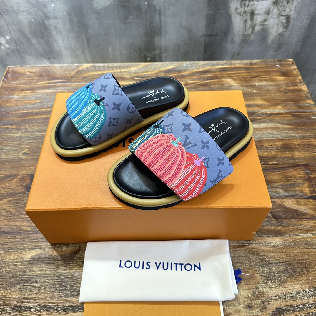 Louis Vuitton LOUIS Vuitton 最新走秀款平底拖鞋 魔术贴面包拖鞋 胖嘟嘟 上脚很