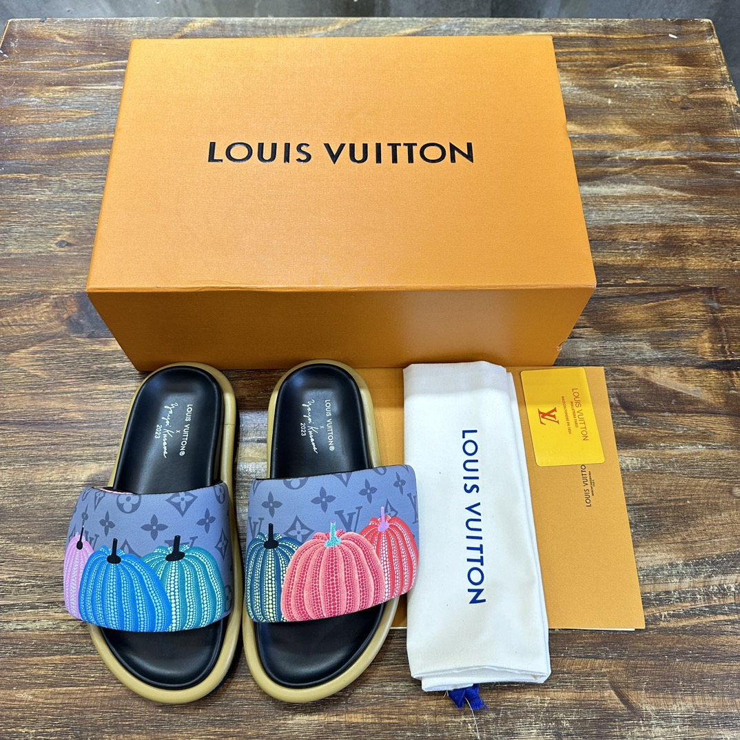 Louis Vuitton LOUIS Vuitton 最新走秀款平底拖鞋 魔术贴面包拖鞋 胖嘟嘟 上脚很