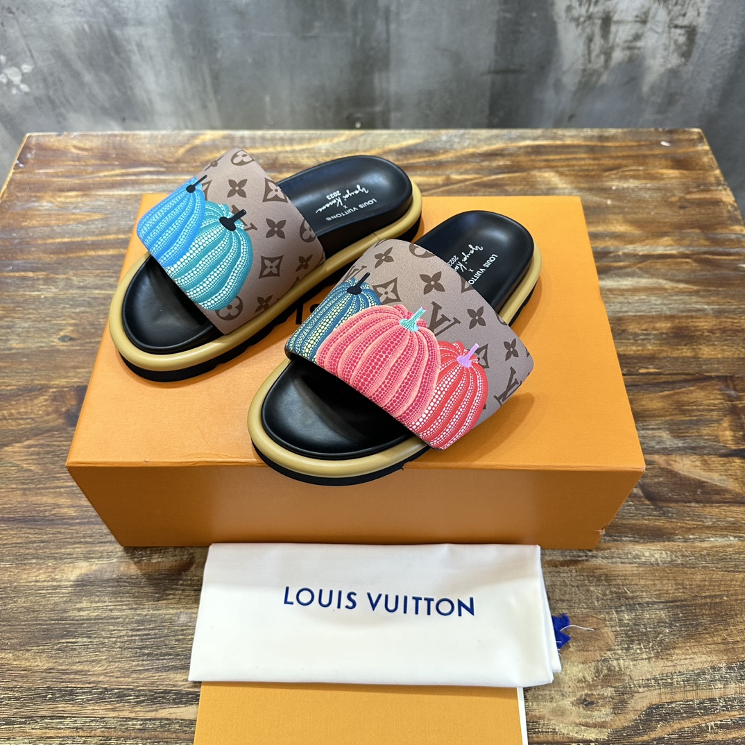 Louis Vuitton LOUIS Vuitton 最新走秀款平底拖鞋 魔术贴面包拖鞋 胖嘟嘟 上脚很