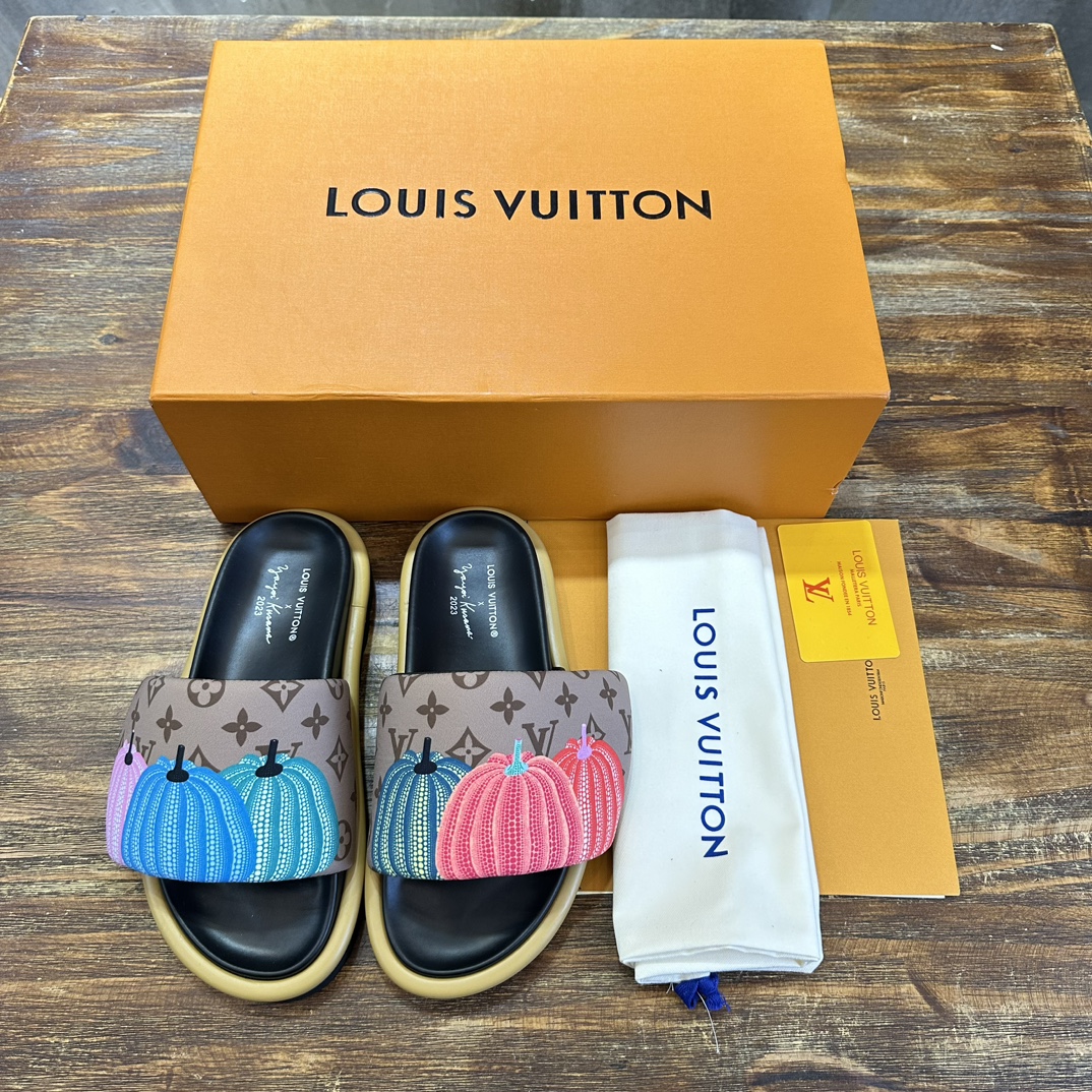 Louis Vuitton LOUIS Vuitton 最新走秀款平底拖鞋 魔术贴面包拖鞋 胖嘟嘟 上脚很