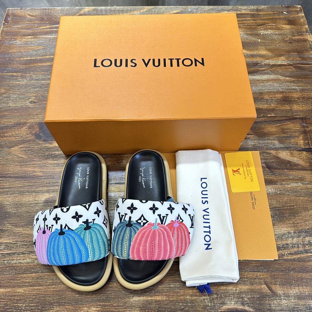 Louis Vuitton LOUIS Vuitton 最新走秀款平底拖鞋 魔术贴面包拖鞋 胖嘟嘟 上脚很