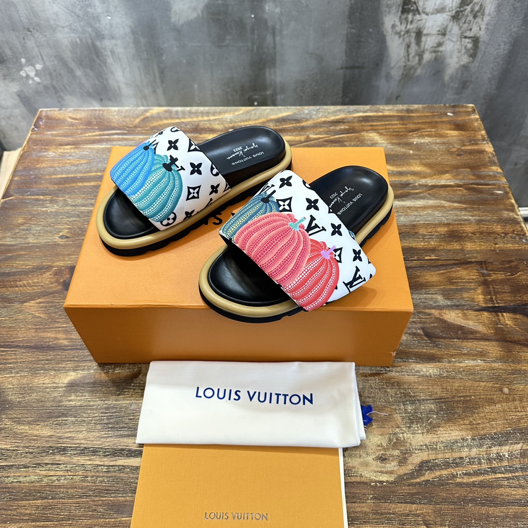 Louis Vuitton LOUIS Vuitton 最新走秀款平底拖鞋 魔术贴面包拖鞋 胖嘟嘟 上脚很