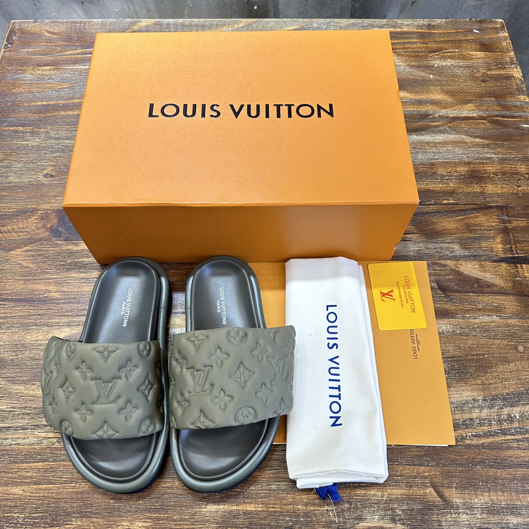 Louis Vuitton LOUIS Vuitton 最新走秀款平底拖鞋 魔术贴面包拖鞋 胖嘟嘟 上脚很