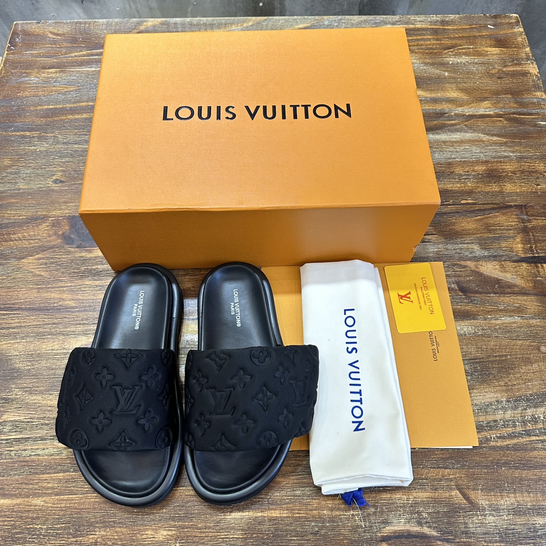 Louis Vuitton LOUIS Vuitton 最新走秀款平底拖鞋 魔术贴面包拖鞋 胖嘟嘟 上脚很