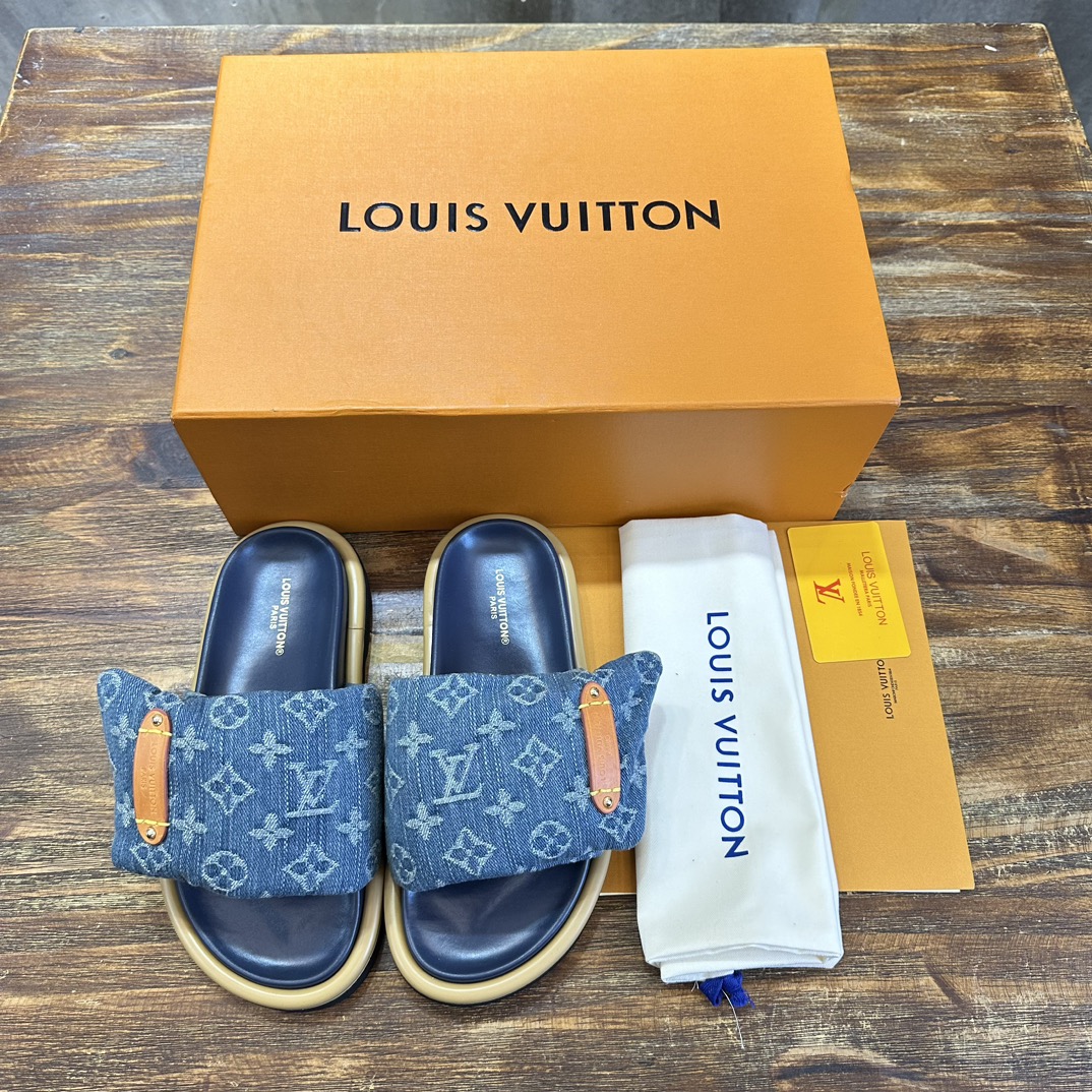 Louis Vuitton LOUIS Vuitton 最新走秀款平底拖鞋 魔术贴面包拖鞋 胖嘟嘟 上脚很