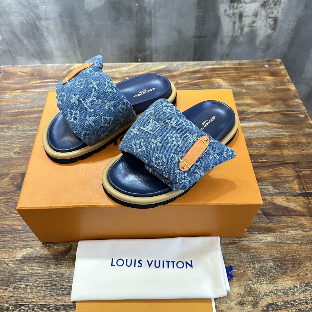 Louis Vuitton LOUIS Vuitton 最新走秀款平底拖鞋 魔术贴面包拖鞋 胖嘟嘟 上脚很