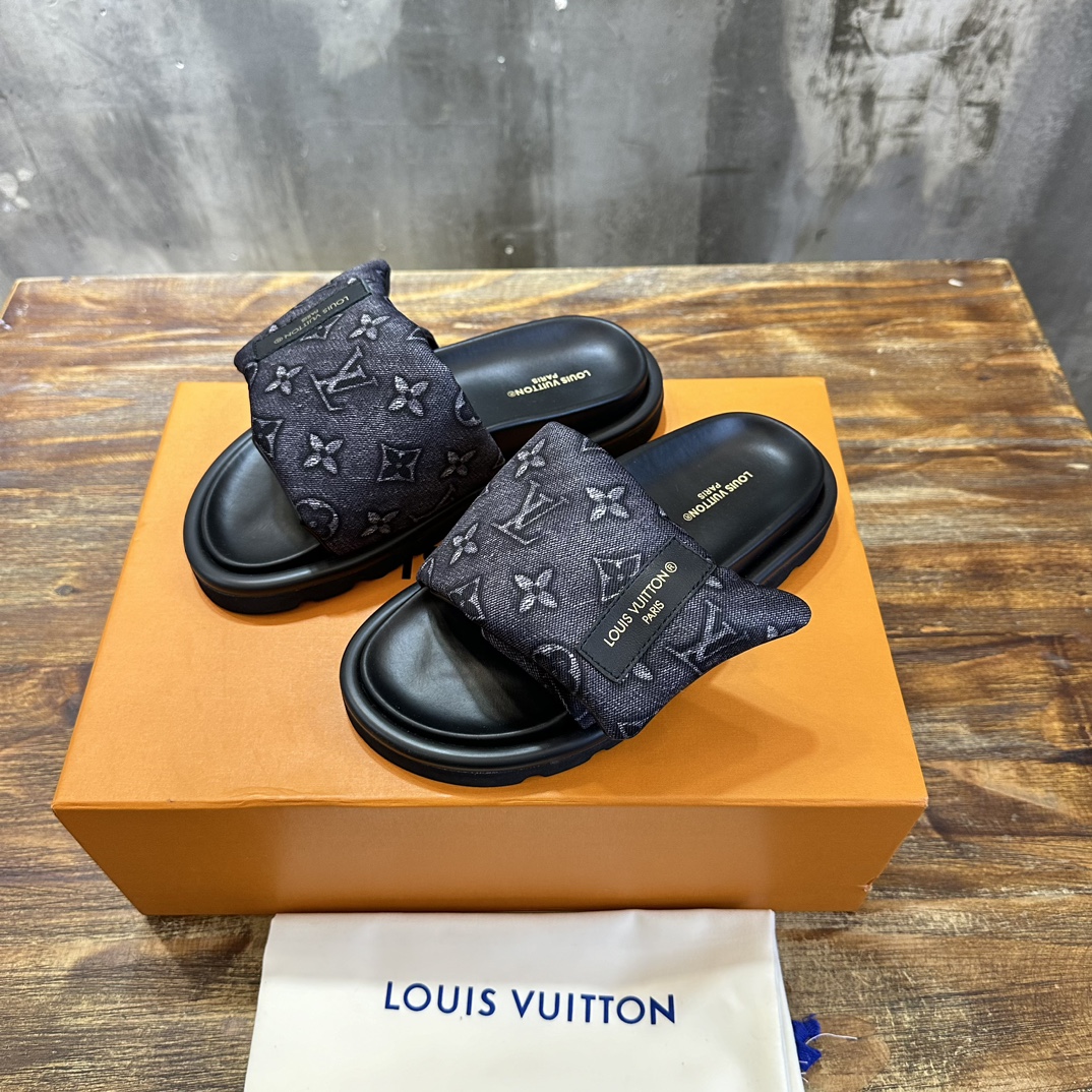Louis Vuitton LOUIS Vuitton 最新走秀款平底拖鞋 魔术贴面包拖鞋 胖嘟嘟 上脚很